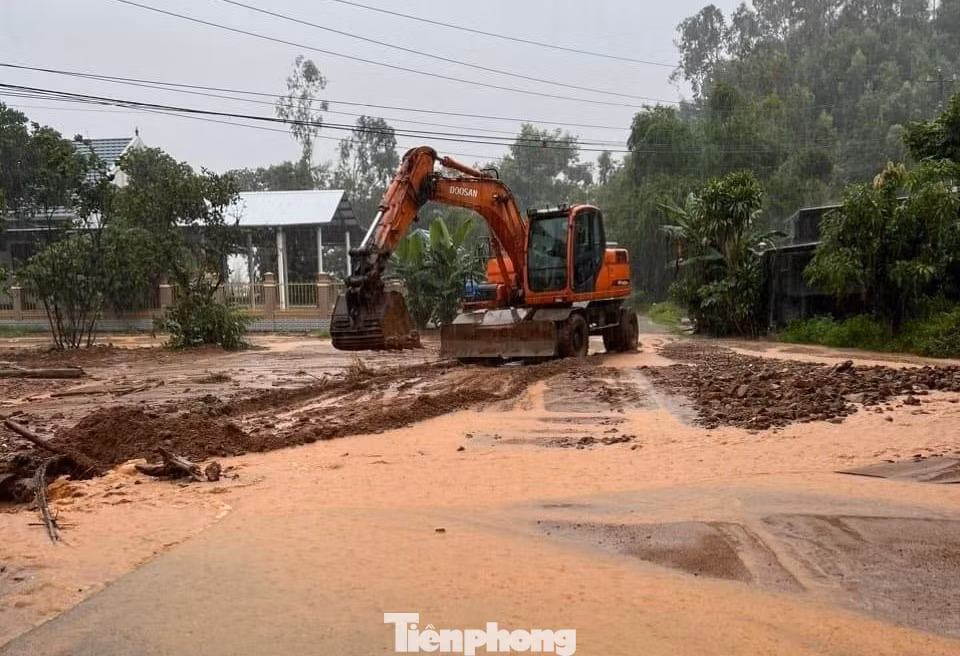 Xử lý điểm sạt lở gây tắc đường trên tuyến Quốc lộ 49B qua xã Lộc Bình (huyện Phú Lộc, tỉnh TT-Huế).