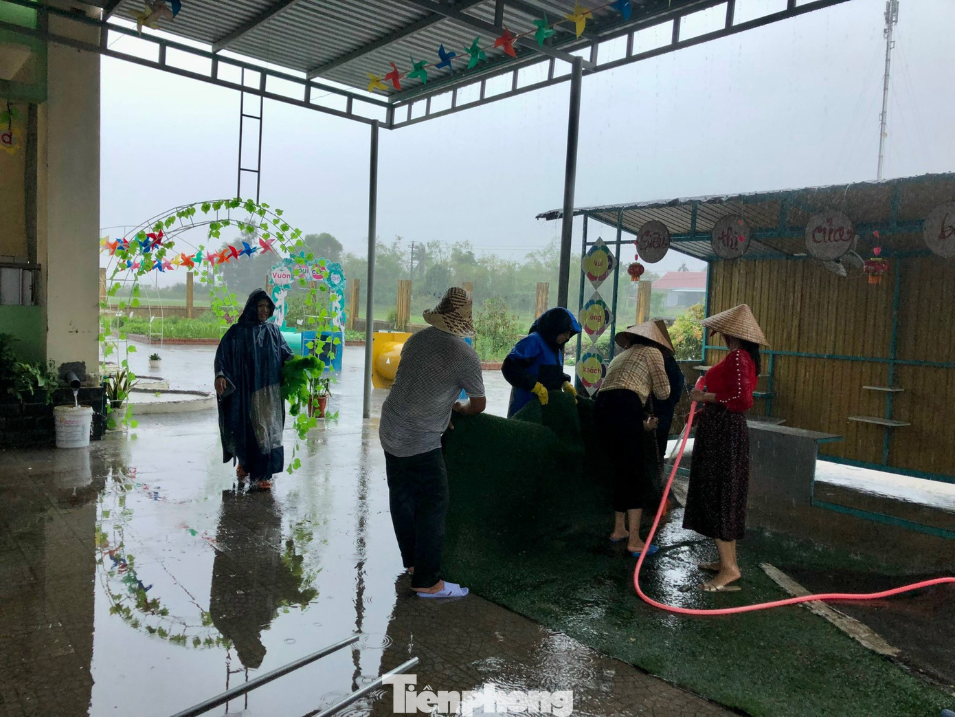 Giáo viên Trường mầm non Phú Diên (xã Phú Diên, huyện Phú Vang) dọn dẹp đồ đạc, vật dụng đến nơi cao để tránh lũ. Giáo viên Trường mầm non Phú Diên (xã Phú Diên, huyện Phú Vang) dọn dẹp đồ đạc, vật dụng đến nơi cao để tránh lũ.