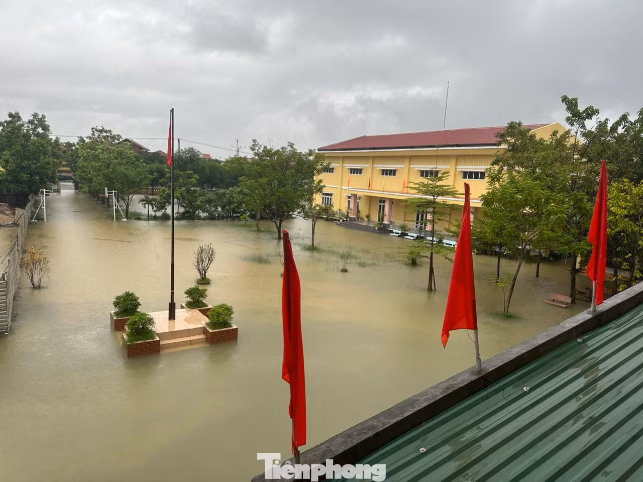 Trường THCS Phú Mỹ (xã Phú Mỹ, huyện Phú Vang) bị ngập nặng sân vườn, tất cả học sinh nghỉ học từ chiều 13/10.