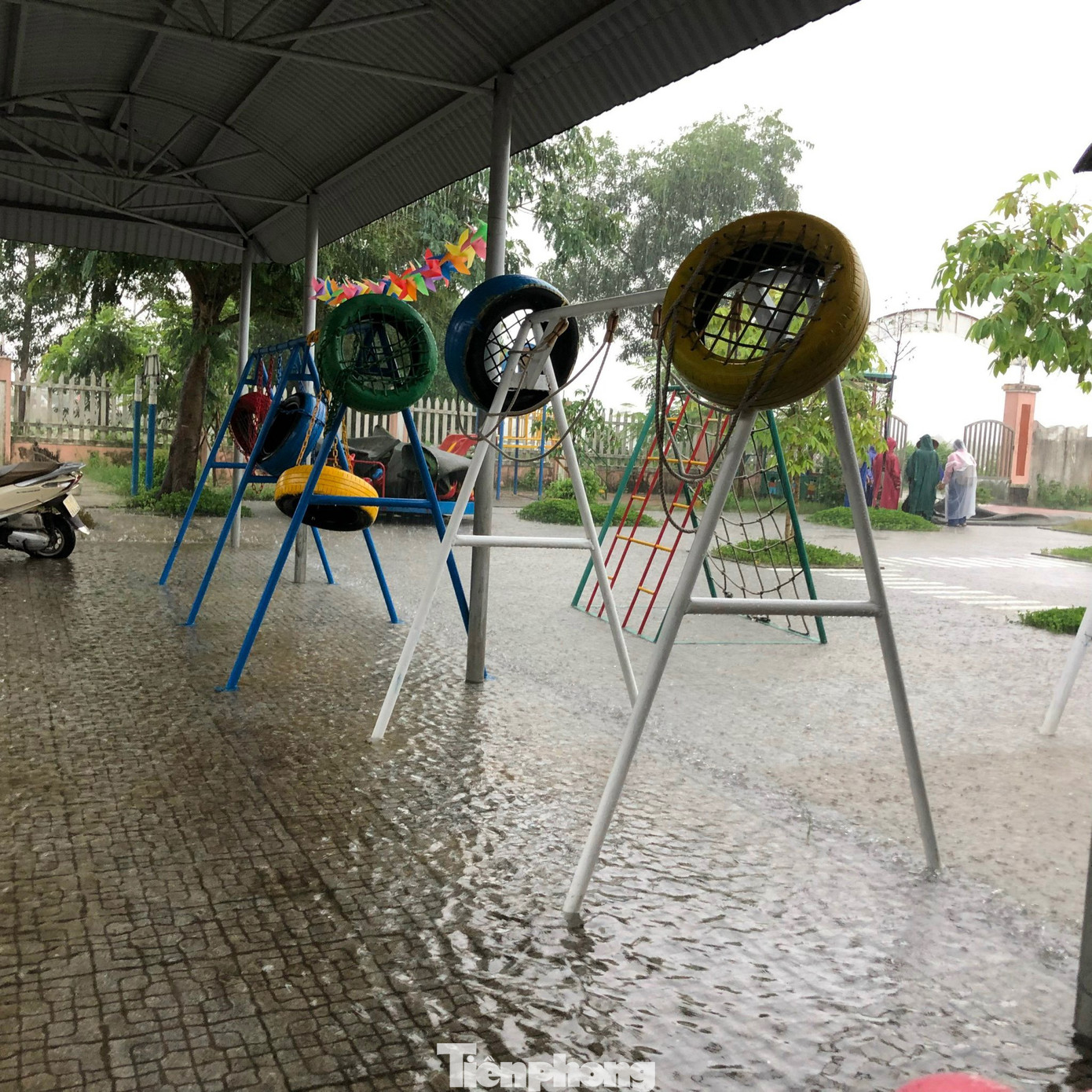 Nước lụt vượt qua sân trường, dâng lên phần hiên của Trường mầm non Phú Hồ (xã Phú Hồ, huyện Phú Vang). Nước lụt vượt qua sân trường, dâng lên phần hiên của Trường mầm non Phú Hồ (xã Phú Hồ, huyện Phú Vang).