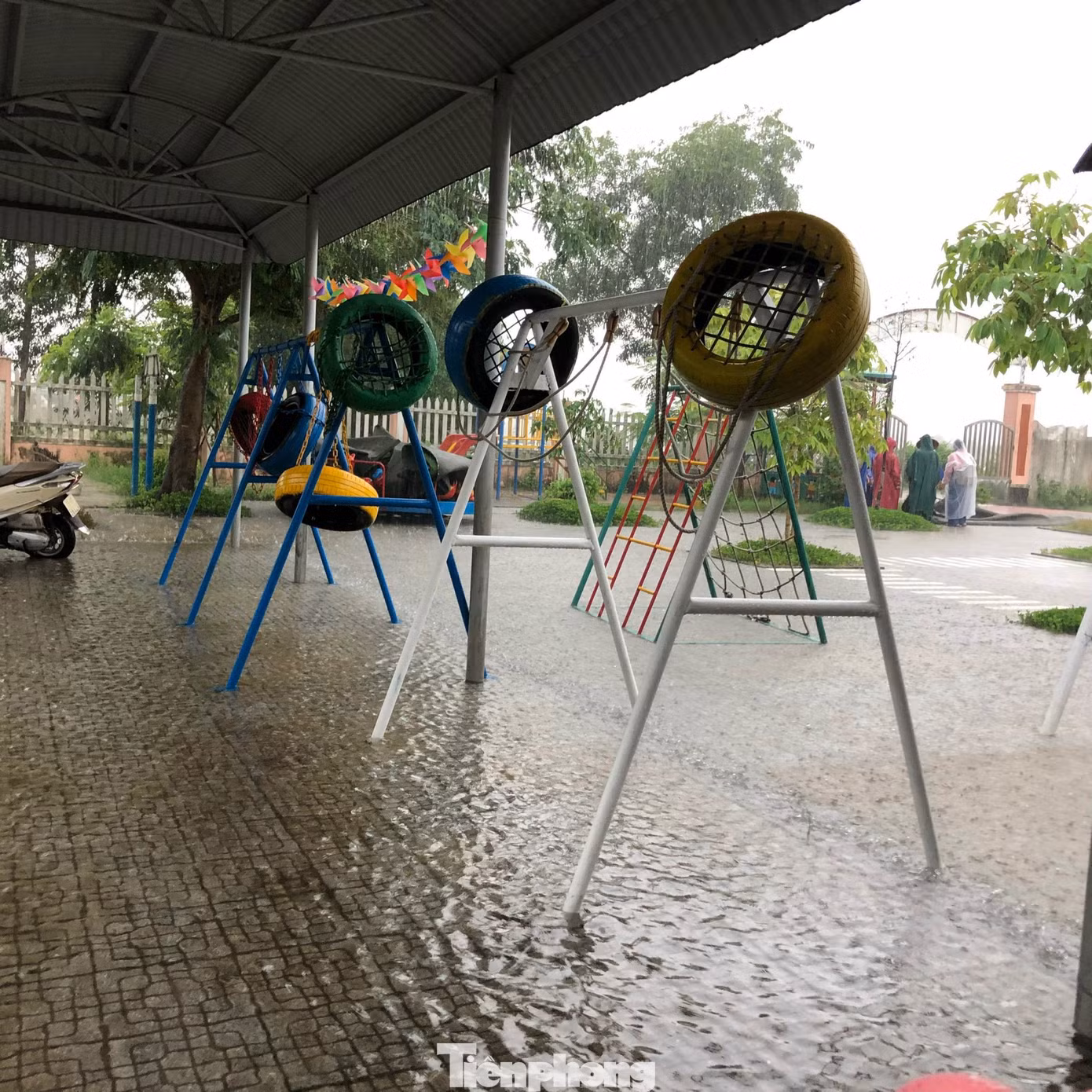 Nước lụt vượt qua sân trường, dâng lên phần hiên của Trường mầm non Phú Hồ (xã Phú Hồ, huyện Phú Vang).