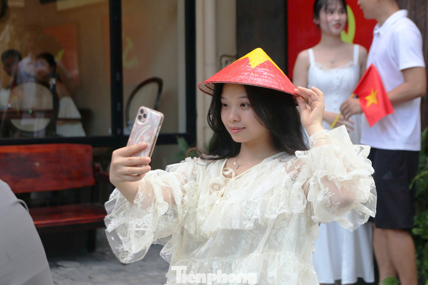 Không chỉ khuôn viên trường học, mà các tuyến phố trung tâm, đặc biệt là khu vực phố Tây ở phường Phú Hội (quận Thuận Hóa, TP Huế) cũng đồng loạt treo cờ Tổ quốc, trang trí đèn hoa, pa-nô cổ động. Các quán cà phê, nhà hàng cũng hòa mình vào không khí thiêng liêng của đất nước.