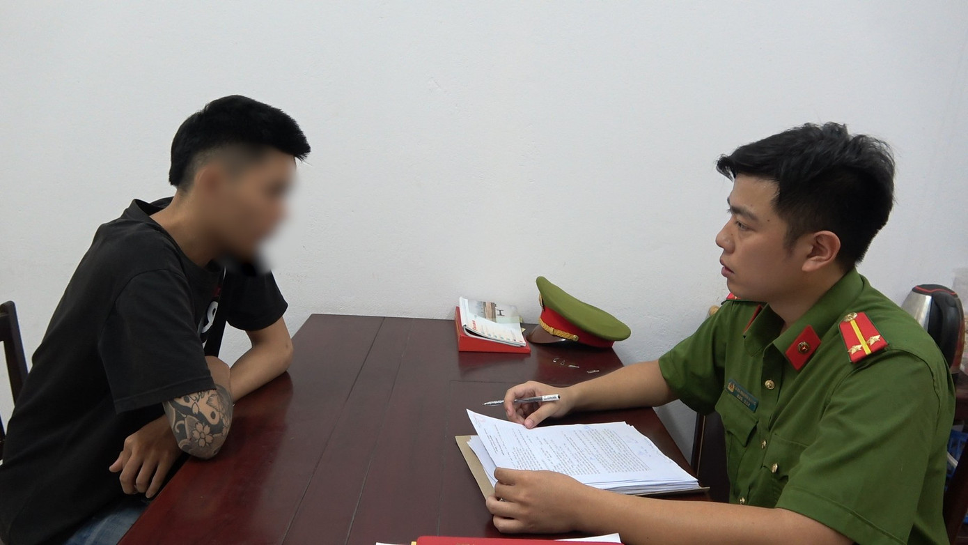 Đối tượng Phan Quang Hiếu tại cơ quan công an. Đối tượng Phan Quang Hiếu tại cơ quan công an.