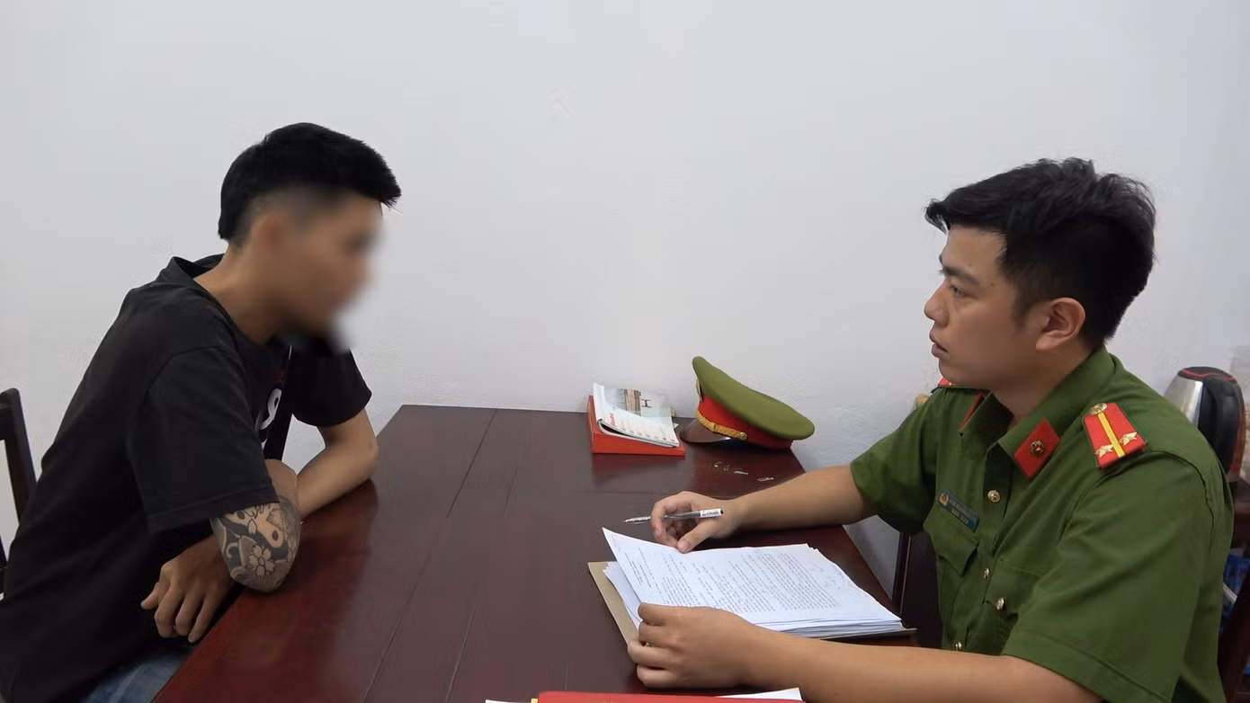 Đối tượng Phan Quang Hiếu tại cơ quan công an.