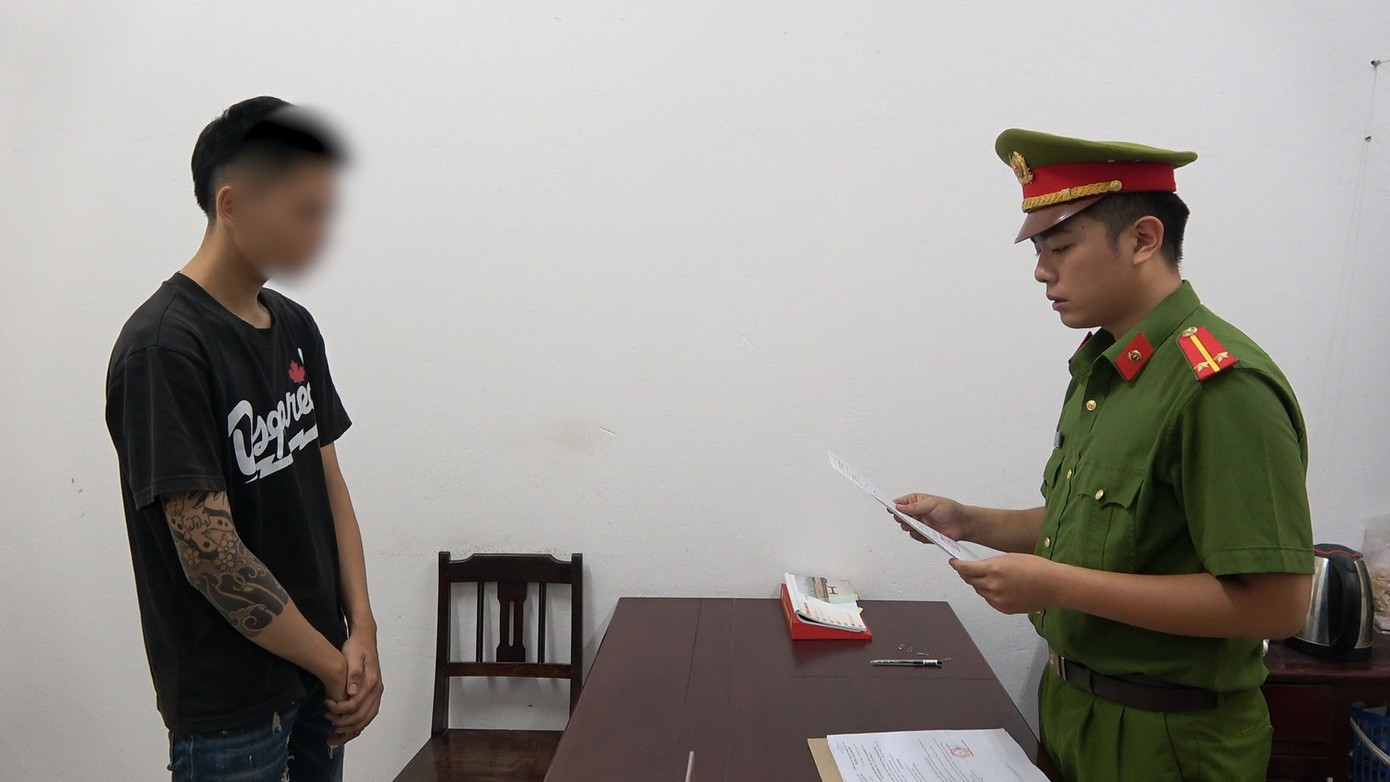 Đọc lệnh khởi tố, bắt tạm giam đối với Phan Quang Hiếu. Đọc lệnh khởi tố, bắt tạm giam đối với Phan Quang Hiếu.