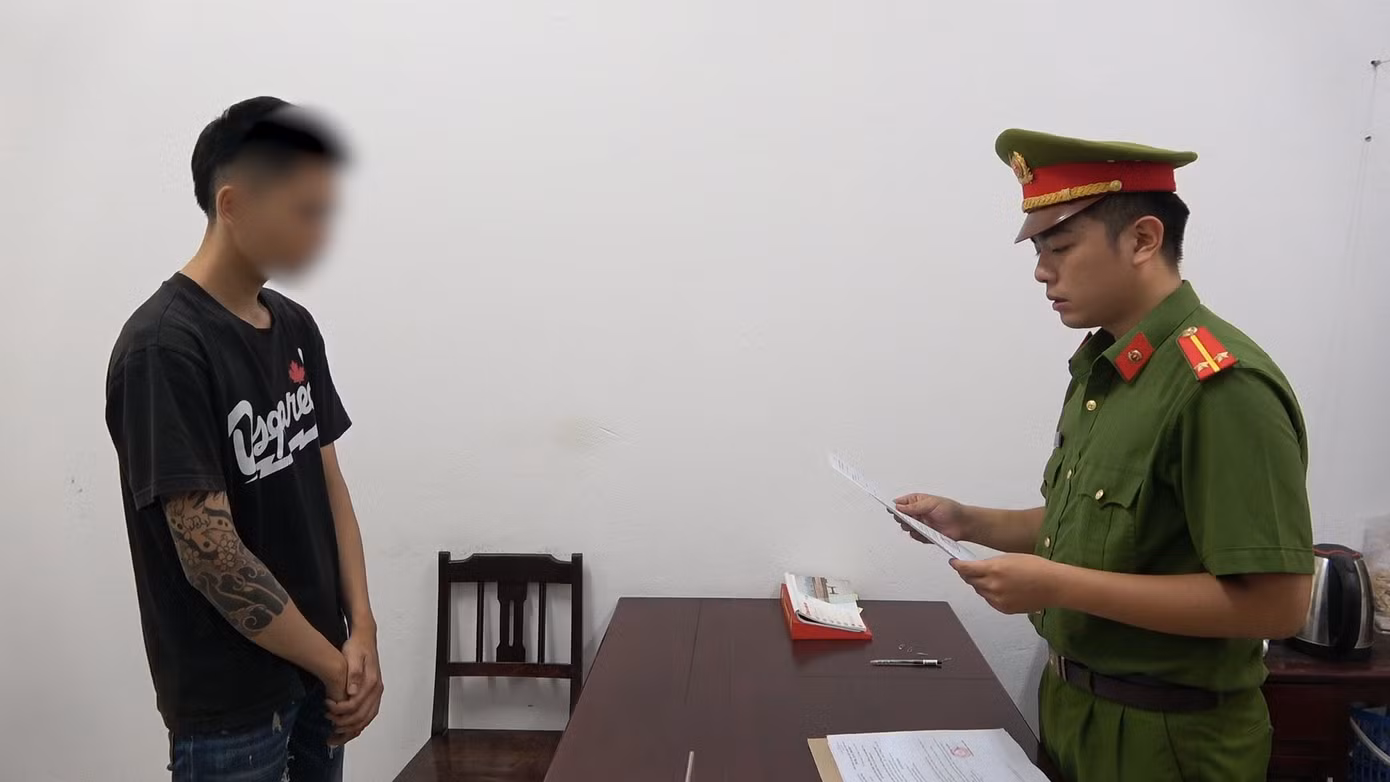 Đọc lệnh khởi tố, bắt tạm giam đối với Phan Quang Hiếu.