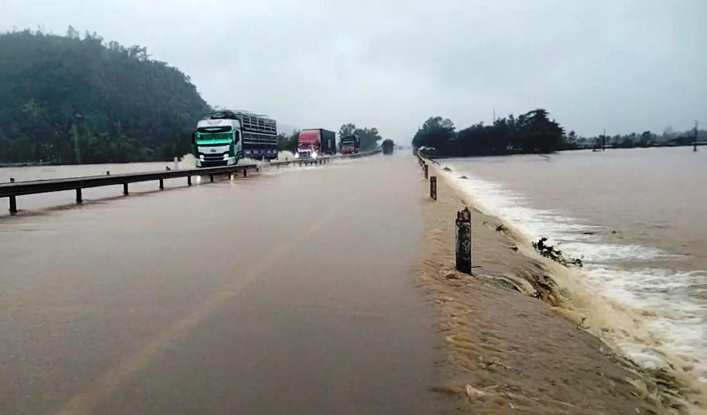 Đoạn Quốc lộ 1 qua xã Lộc Tiến, huyện Phú Lộc, bị ngập lụt