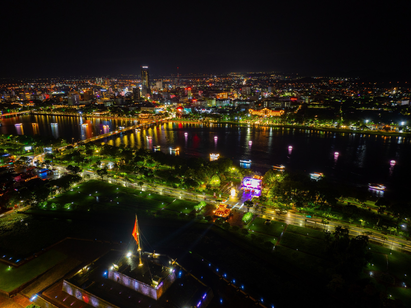 Sông Hương về đêm mùa Phật đản.