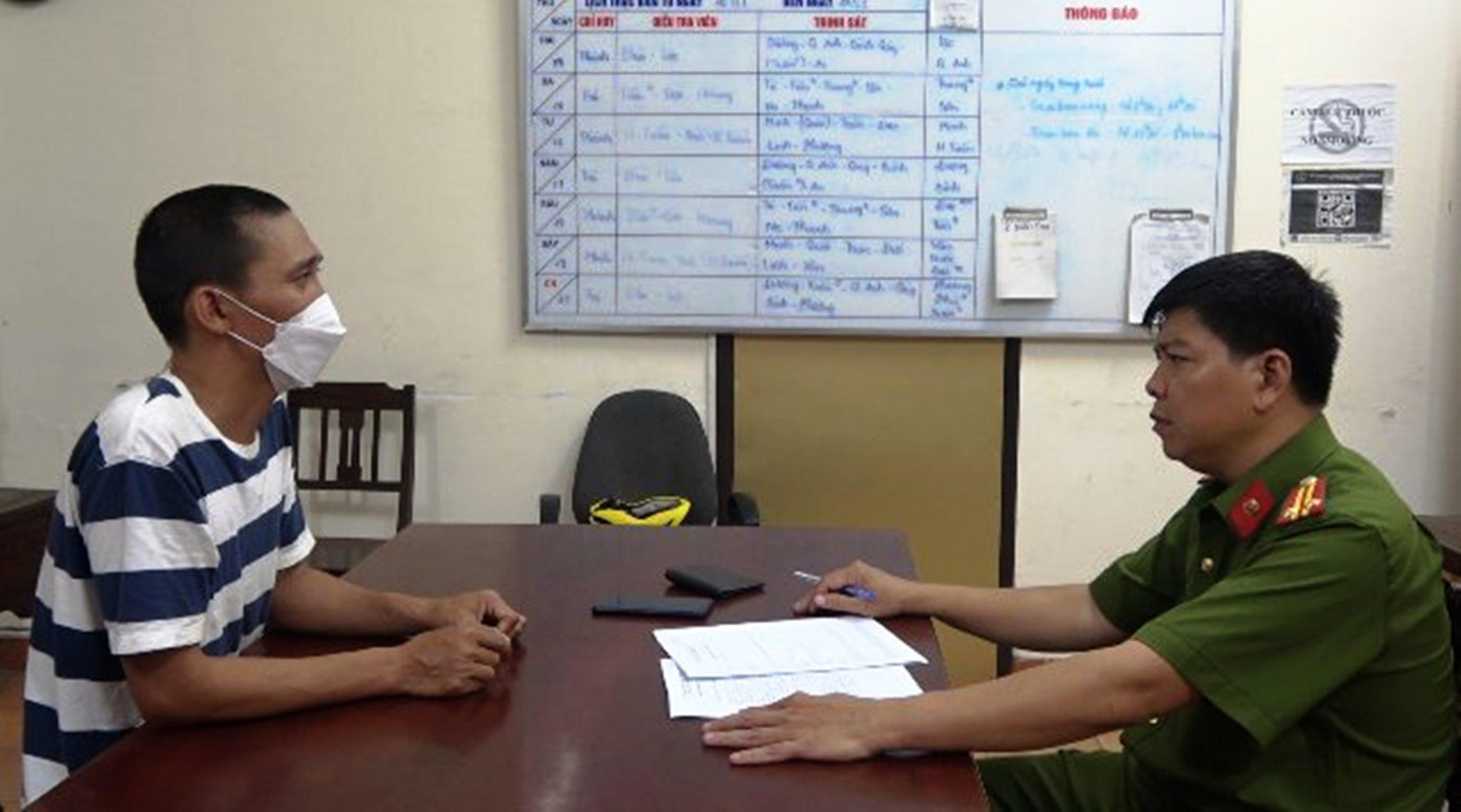 Đối tượng cướp giật Nguyễn Trường Đức (bìa trái) tại cơ quan công an. Ảnh: CACC