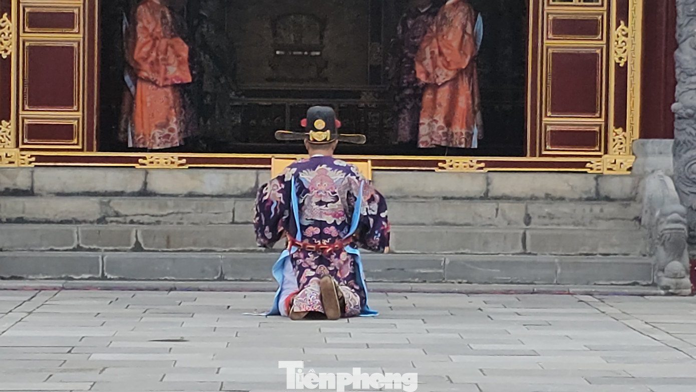 Các quan dâng biểu chúc mừng nhà vua một năm mới an khang. Các quan dâng biểu chúc mừng nhà vua một năm mới an khang.