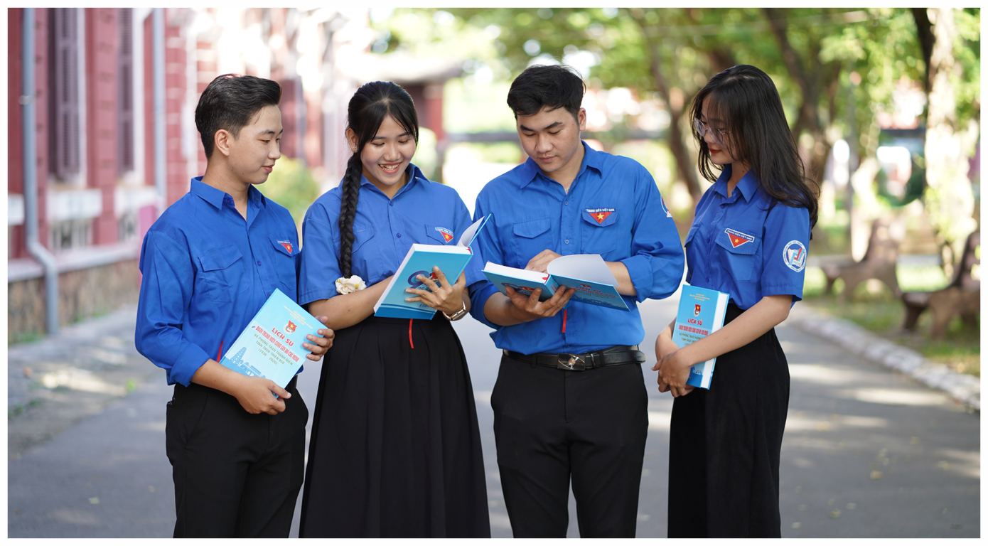 Ra mắt cuốn Lịch sử Đoàn Thanh niên Cộng sản Hồ Chí Minh và phong trào thanh niên tỉnh TT-Huế giai đoạn từ năm 1930 - 2020. Ra mắt cuốn Lịch sử Đoàn Thanh niên Cộng sản Hồ Chí Minh và phong trào thanh niên tỉnh TT-Huế giai đoạn từ năm 1930 - 2020.