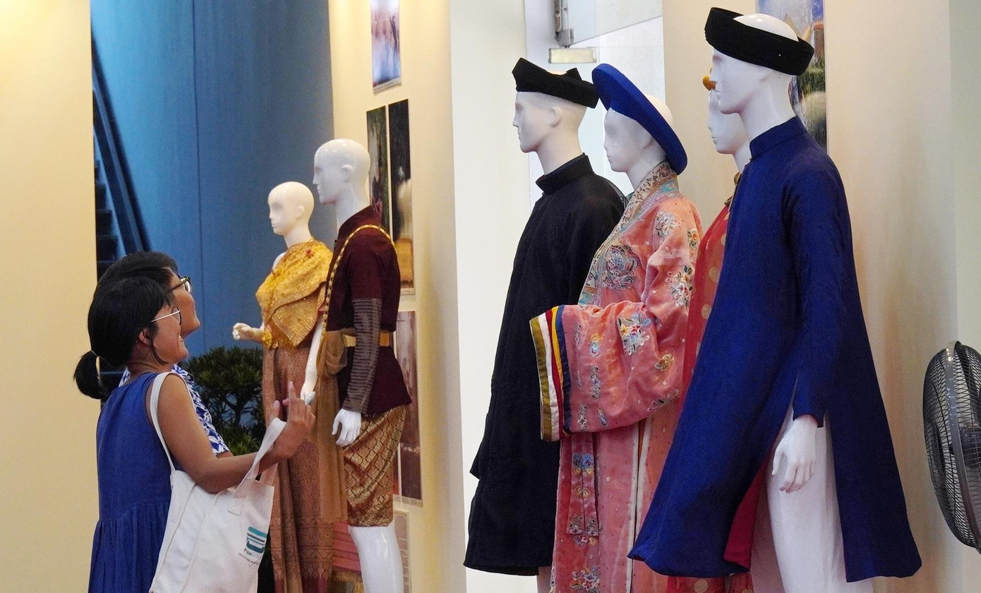 Các thành viên ASEAN tích cực phối hợp, gửi trang phục truyền thống tham gia sự kiện. Ảnh: Ngọc Văn