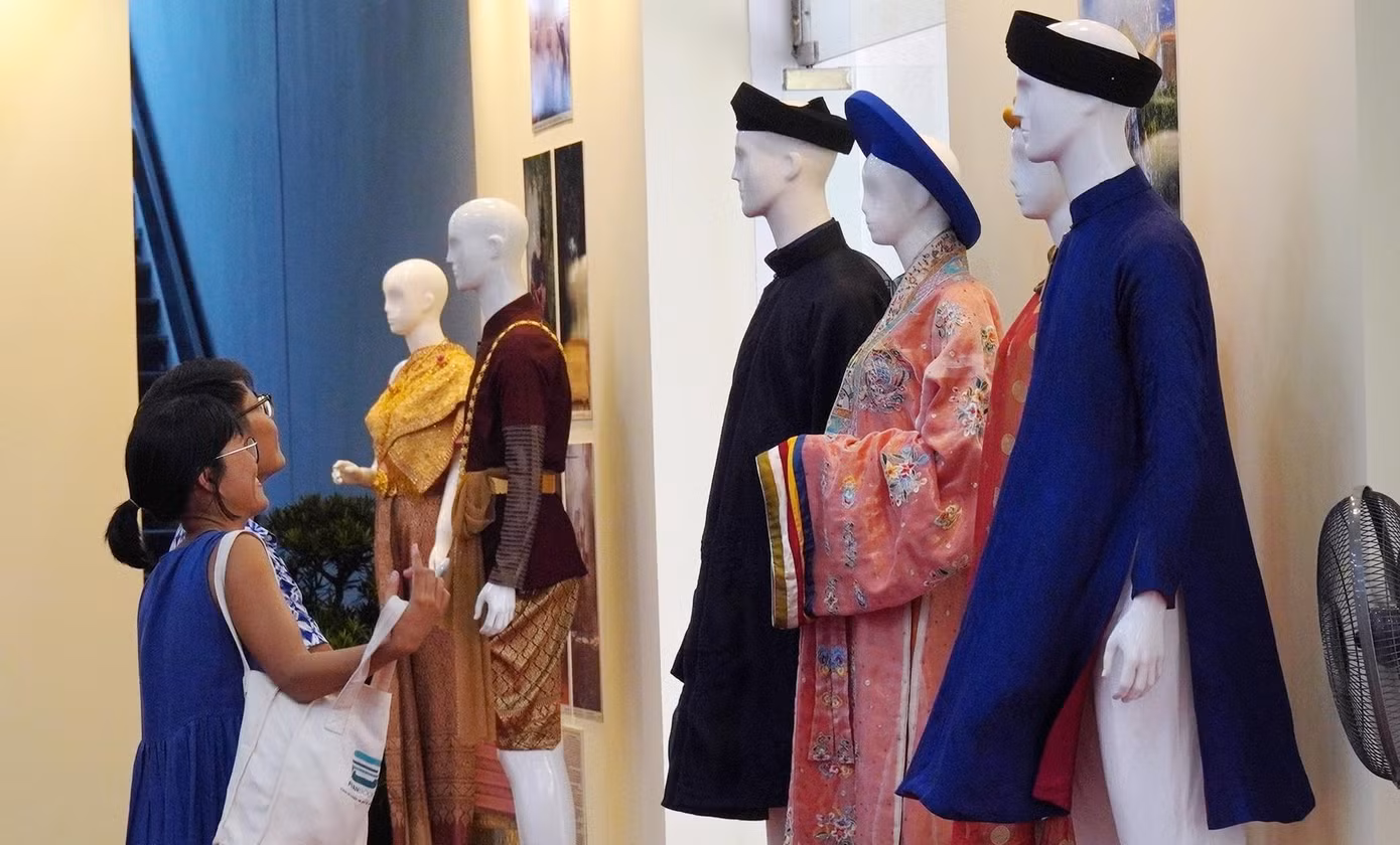 Các thành viên ASEAN tích cực phối hợp, gửi trang phục truyền thống tham gia sự kiện. Ảnh: Ngọc Văn