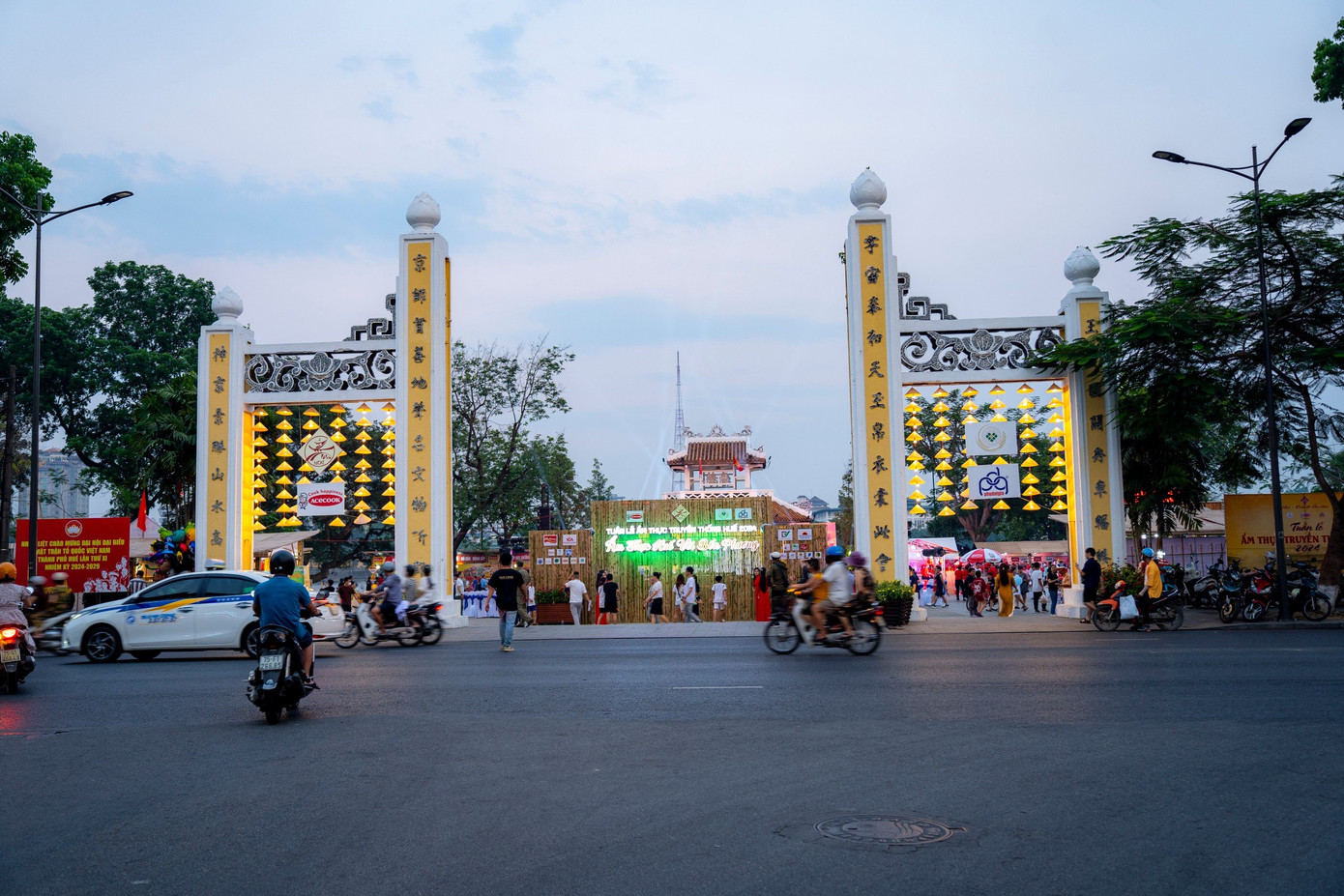 Không gian công viên Thương Bạc nằm bên bờ sông Hương (TP. Huế) là nơi diễn ra tuần lễ ẩm thực truyền thống Huế với chủ đề Ẩm thực Huế với bốn phương. Ảnh: Đình Hoàng.