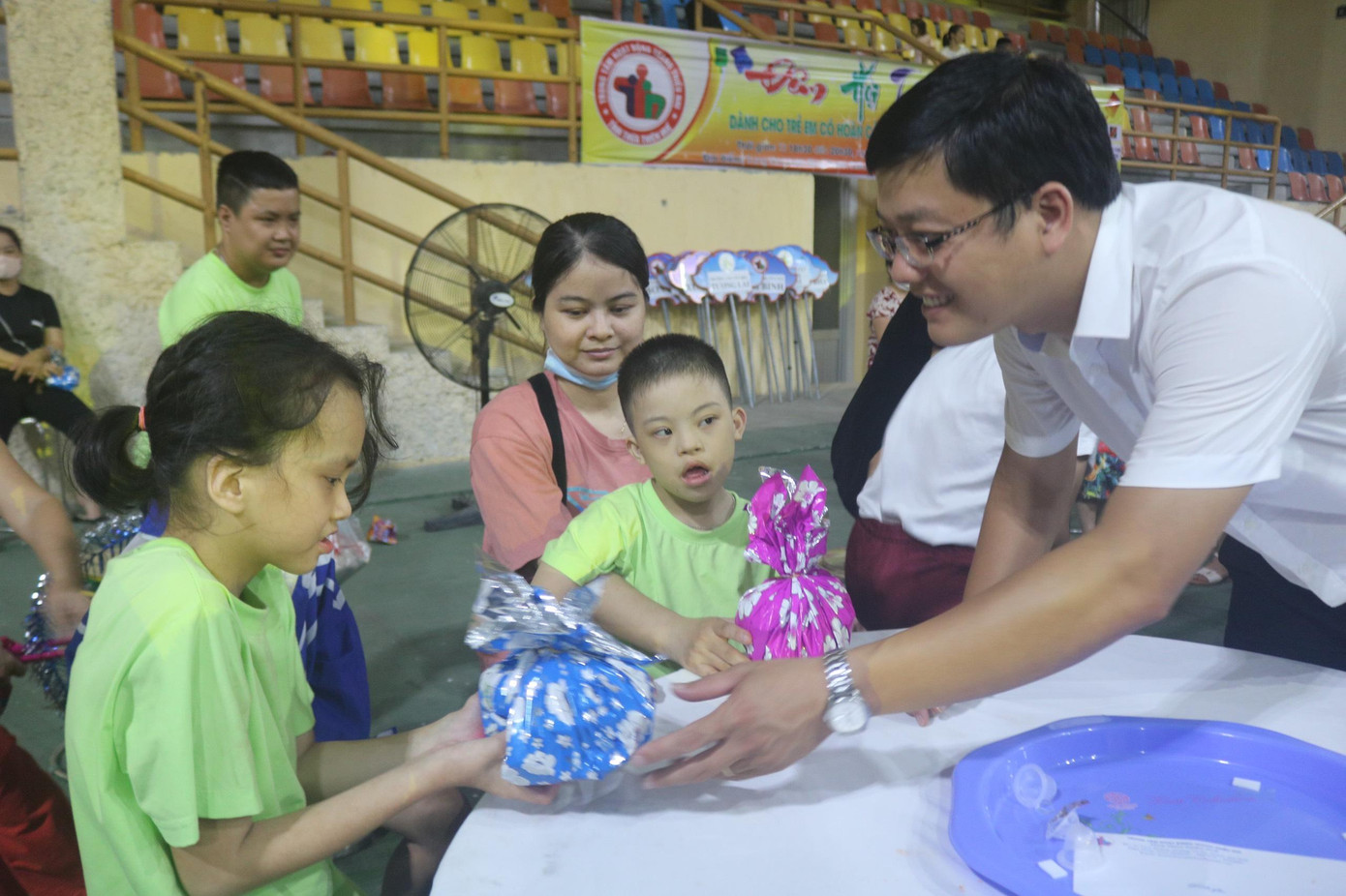 Anh Nguyễn Thanh Hoài, Bí thư Tỉnh Đoàn TT-Huế, tặng quà cho trẻ em có hoàn cảnh đặc biệt tại chương trình "Đêm hội trăng rằm". Ảnh: N.V