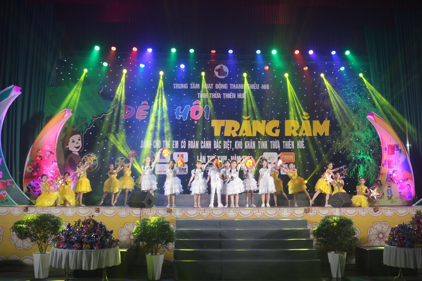 Chương trình "Đêm hội trăng rằm" diễn ra tưng bừng và dành nhiều sự quan tâm cho thiếu nhi có hoàn cảnh đặc biệt.