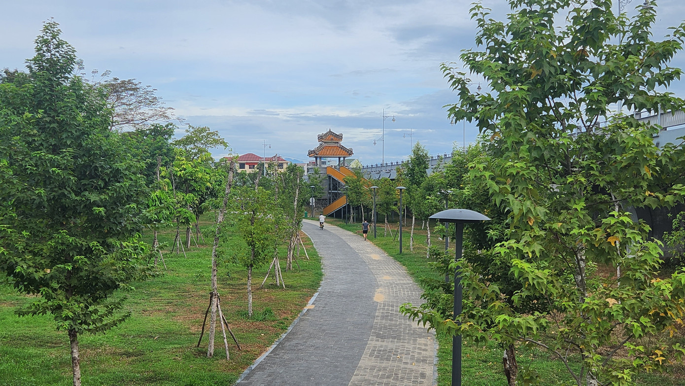 Đường dạo bộ phía đông cồn Dã Viên đã hoàn thiện. Đường dạo bộ phía đông cồn Dã Viên đã hoàn thiện.