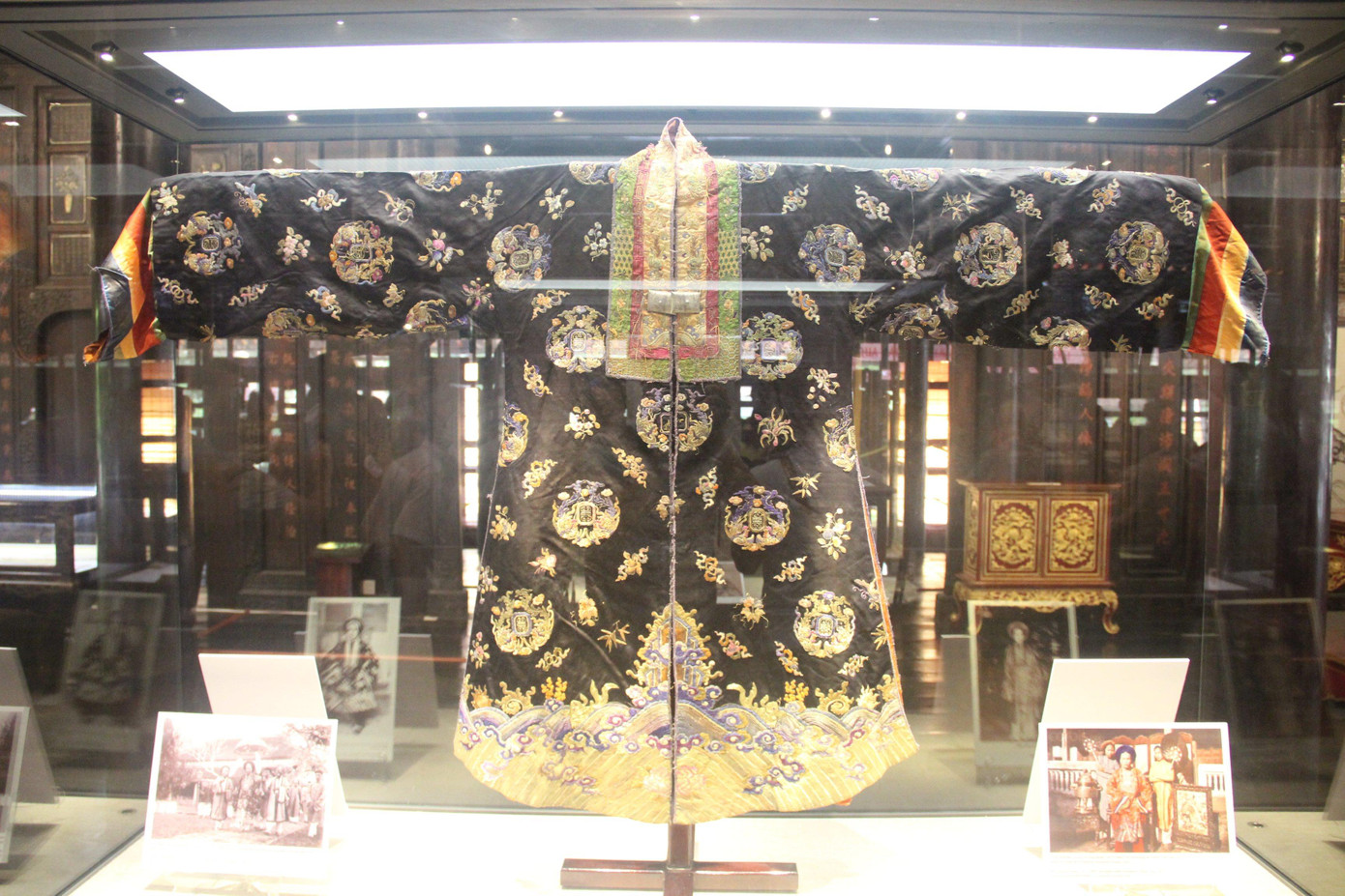 Cổ vật mũ quan và áo dài Nhật Bình được trưng bày tại Bảo tàng Cổ vật Cung đình Huế ngày 17/4 Cổ vật mũ quan và áo dài Nhật Bình được trưng bày tại Bảo tàng Cổ vật Cung đình Huế ngày 17/4