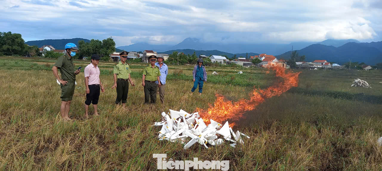 Tổ chức tiêu hủy tang vật ngay tại hiện trường. Tổ chức tiêu hủy tang vật ngay tại hiện trường.