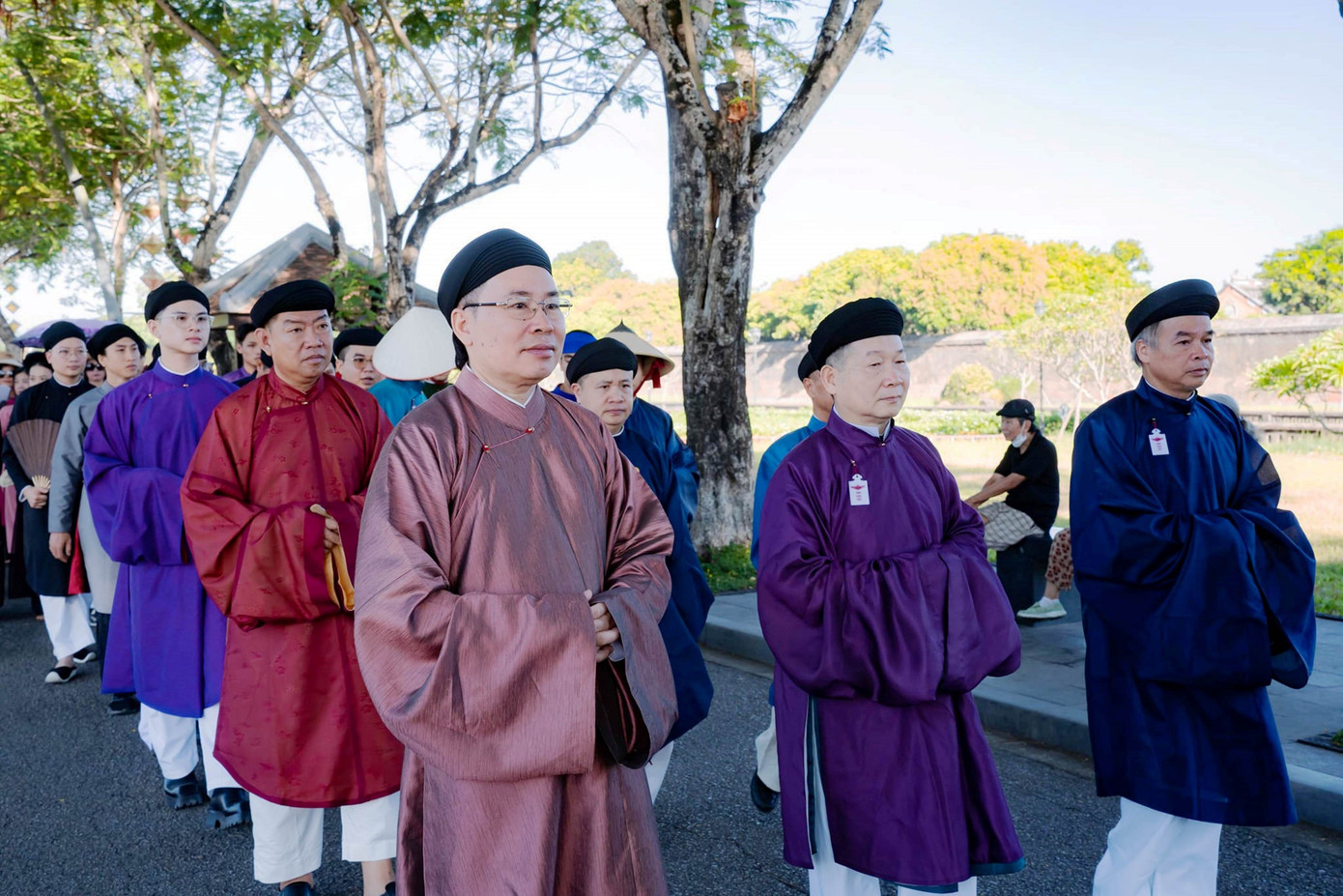 Y quan là chế độ mũ áo thể hiện sự độc lập trong trang phục của một triều đại, của một dân tộc. Lễ nhạc là thể hiện sự văn minh, trình độ của đất nước. Chúa Nguyễn Phúc Khoát đã làm được cả hai điều này. Y quan thì ông cải cách triều phục đến thế kỷ 19 thì vua Minh Mạng đã đưa y phục này thành quốc phục thống nhất cả Đàng Trong và Đàng Ngoài”. Ảnh: Văn Thể Huế
