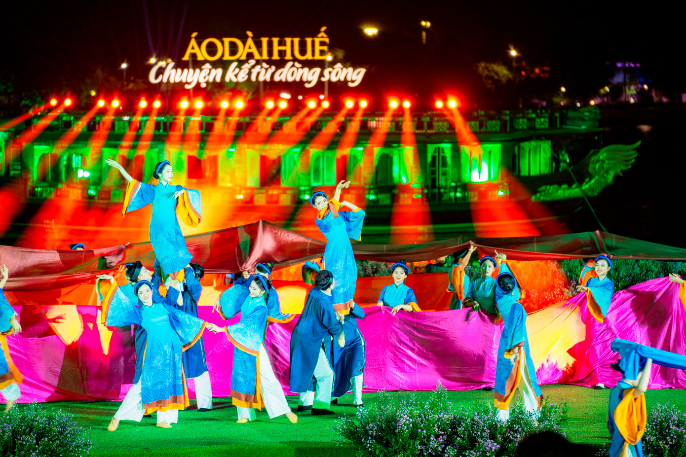 Đã qua hơn 22 năm kể từ lần đầu có mặt chính thức tại một kỳ Festival Huế (kể từ Festival Huế 2000), Lễ hội Áo dài Huế đã ghi dấu ấn sâu sắc trong lòng công chúng Việt Nam và bạn bè quốc tế; trở thành một lễ hội tiêu biểu, với nhiều hoạt động thiết kế, tổ chức, trình diễn phong phú, ấn tượng, mang ý nghĩa tôn vinh, bảo tồn, phát huy giá trị và quảng bá trang phục truyền thống đặc sắc. (Ảnh: Đình Hoàng)