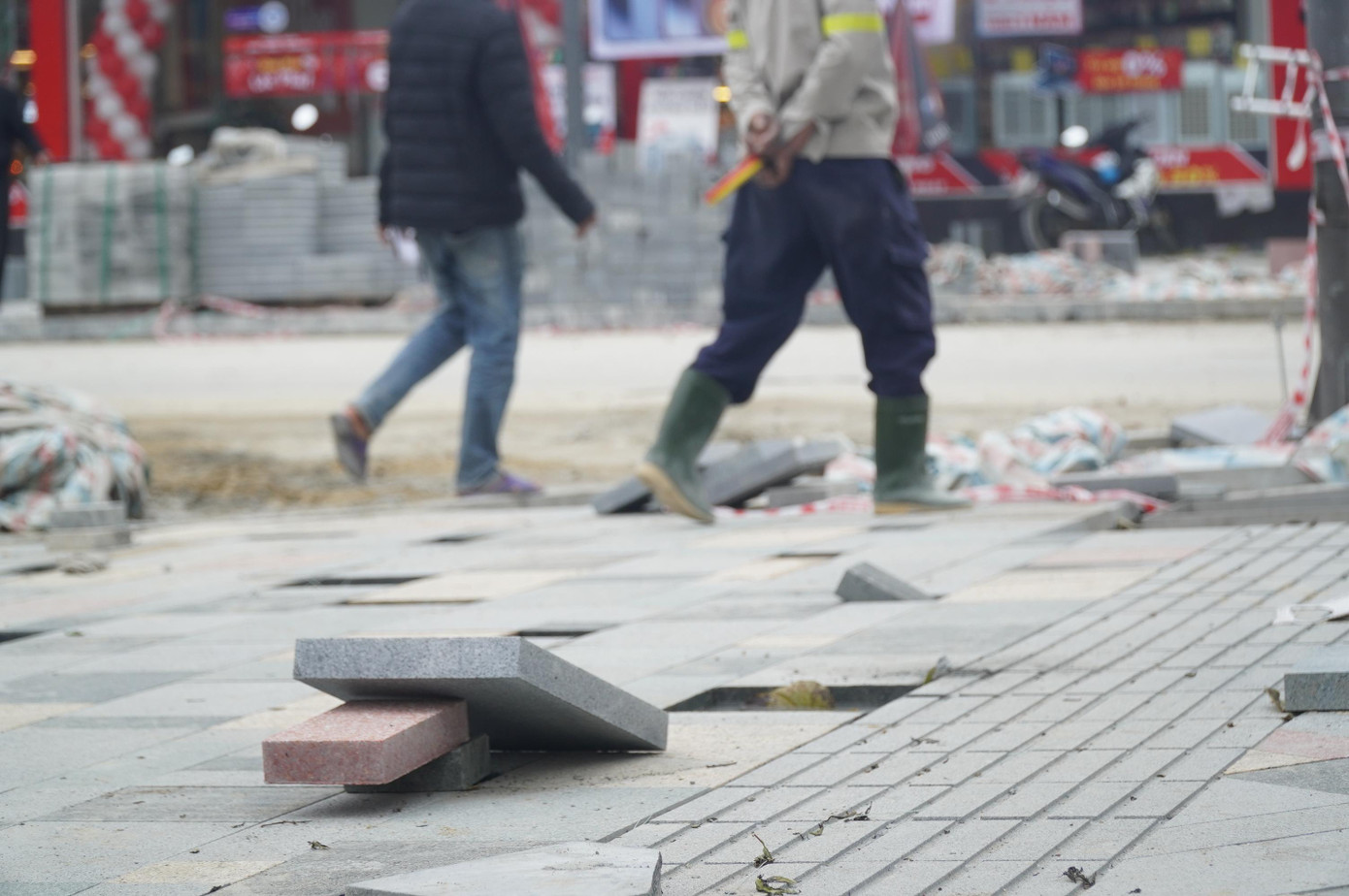 Theo ghi nhận của PV, qua gần 2 tháng triển khai xây dựng, đến cuối tháng 12/2022, công trình DA vẫn chưa hoàn thành, nhiều hạng mục còn ngổn ngang.