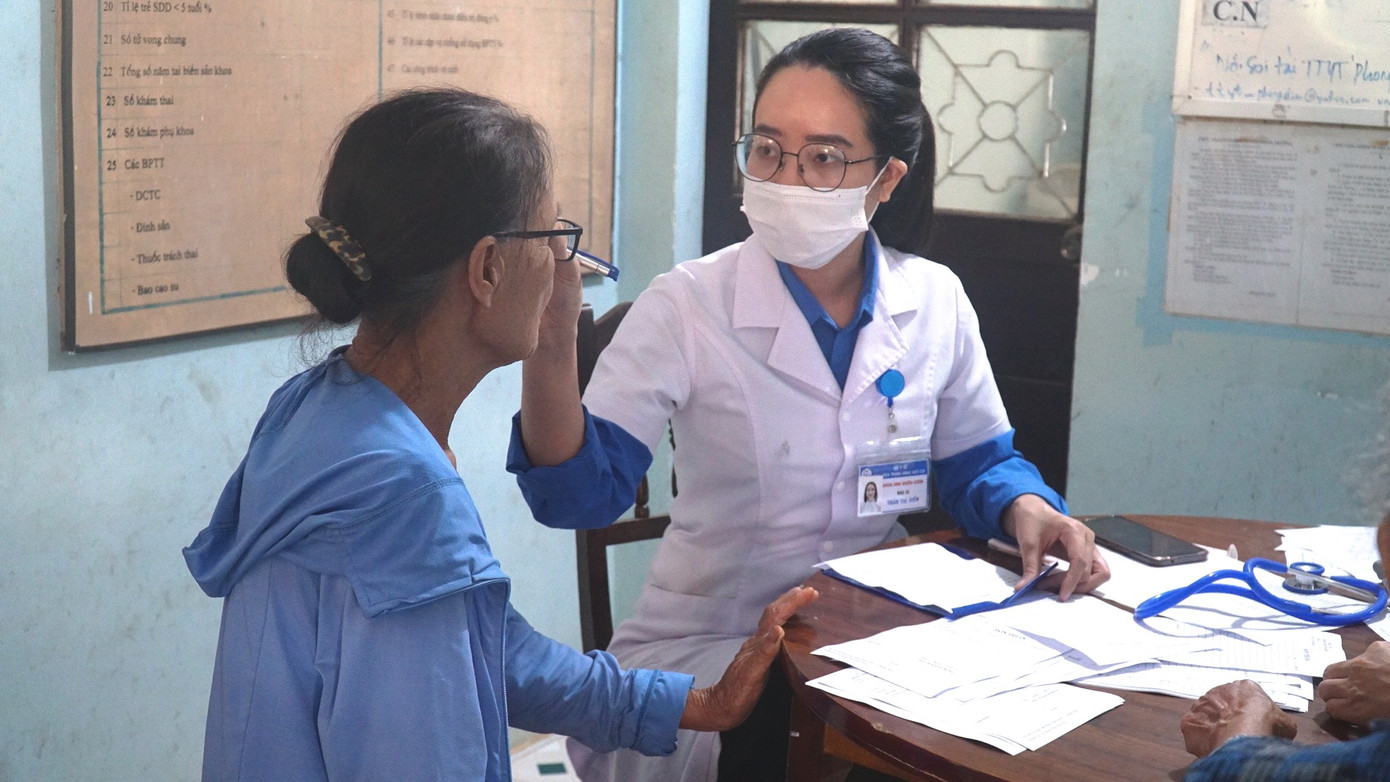 Hơn 50 thầy thuốc tham gia khám bệnh chuyên sâu, cấp phát thuốc miễn phí trong hành trình “Thầy thuốc trẻ làm theo lời Bác - Tình nguyện vì sức khỏe cộng đồng” năm nay tại TT-Huế. Ảnh: N.V Hơn 50 thầy thuốc tham gia khám bệnh chuyên sâu, cấp phát thuốc miễn phí trong hành trình “Thầy thuốc trẻ làm theo lời Bác - Tình nguyện vì sức khỏe cộng đồng” năm nay tại TT-Huế. Ảnh: N.V