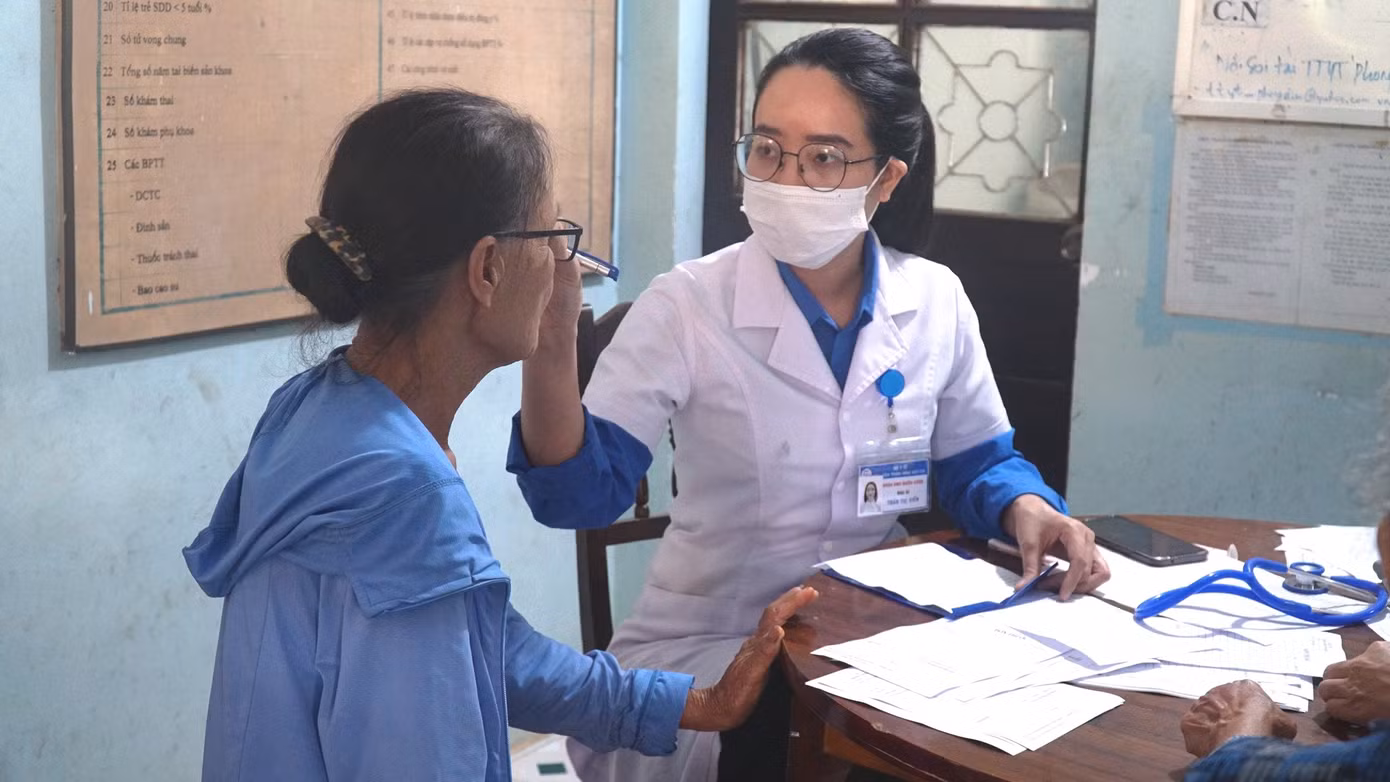 Hơn 50 thầy thuốc tham gia khám bệnh chuyên sâu, cấp phát thuốc miễn phí trong hành trình “Thầy thuốc trẻ làm theo lời Bác - Tình nguyện vì sức khỏe cộng đồng” năm nay tại TT-Huế. Ảnh: N.V Hơn 50 thầy thuốc tham gia khám bệnh chuyên sâu, cấp phát thuốc miễn phí trong hành trình “Thầy thuốc trẻ làm theo lời Bác - Tình nguyện vì sức khỏe cộng đồng” năm nay tại TT-Huế. Ảnh: N.V