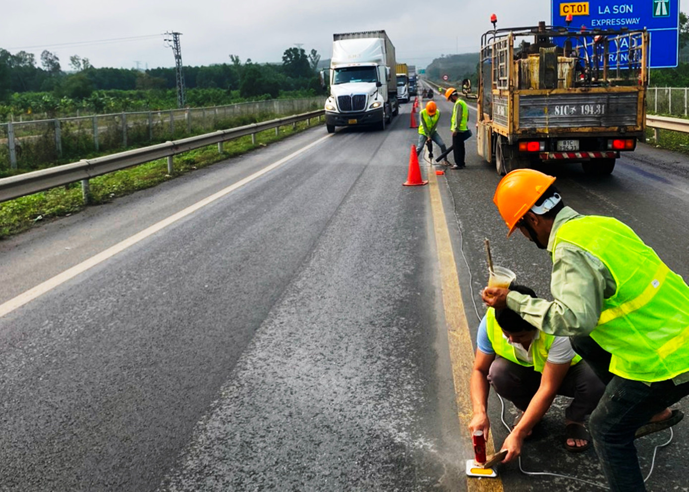 Trên tuyến có 7 mũi thi công hiện đồng loạt triển khai lắp đặt hệ thống bổ sung cọc tiêu mềm tại đầu dải phân cách, lắp đặt đinh phản quang ở tim đường...