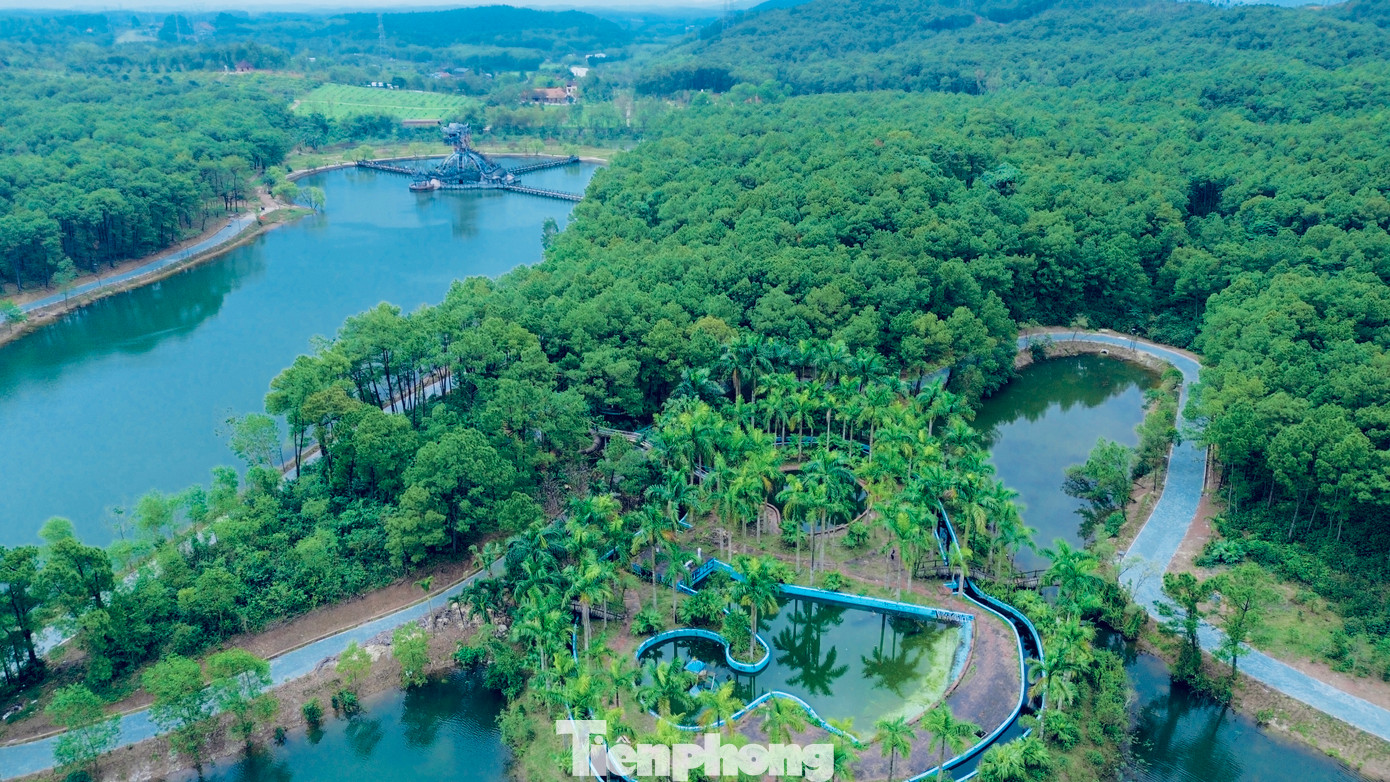 Trải nghiệm công viên nước hồ Thuỷ Tiên, du khách Nguyễn Đại Vũ (đến từ Đà Nẵng) cho biết: “Khi lướt TikTok sử dụng từ khoá những điểm du lịch ở Huế thì công viên hồ Thuỷ Tiên hiện ra đầu tiên, nên tôi quyết định đến đây. Cảm nhận ban đầu khi đến địa điểm này là môi trường không khí rất trong lành và cảnh vật an nhiên. Đường đi bộ rộng rãi, giúp tôi có thể tham quan toàn cảnh ở đây”.