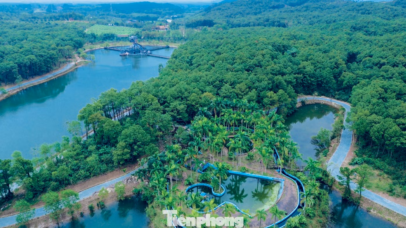Trải nghiệm công viên nước hồ Thuỷ Tiên, du khách Nguyễn Đại Vũ (đến từ Đà Nẵng) cho biết: “Khi lướt TikTok sử dụng từ khoá những điểm du lịch ở Huế thì công viên hồ Thuỷ Tiên hiện ra đầu tiên, nên tôi quyết định đến đây. Cảm nhận ban đầu khi đến địa điểm này là môi trường không khí rất trong lành và cảnh vật an nhiên. Đường đi bộ rộng rãi, giúp tôi có thể tham quan toàn cảnh ở đây”.