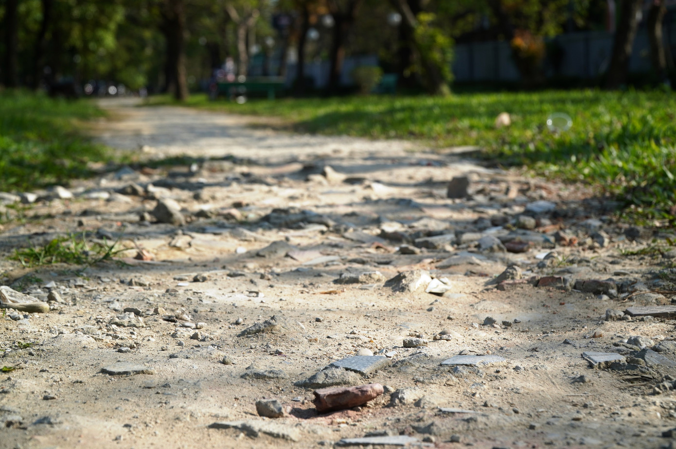 Lối đi chính trong công viên Trịnh Công Sơn trông như con đường đất ở vùng sâu, vùng xa.