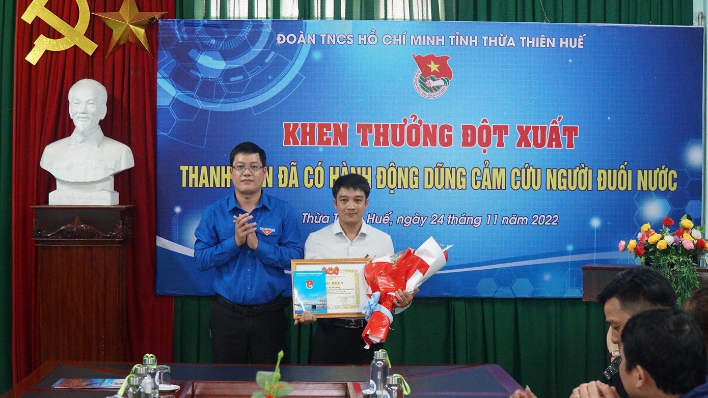 Ban Thường vụ Tỉnh Đoàn TT-Huế đã tổ chức khen thưởng đột xuất, tặng bằng khen tuyên dương anh Tô Vũ Đồng.