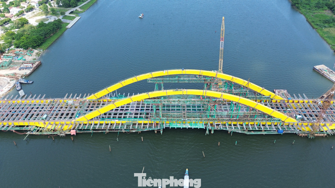 Trao đổi với PV, ông Thái Đình Đạo - Đội phó thi công công trình cầu Nguyễn Hoàng - cho biết, phần cầu hiện thi công bảo đảm tiến độ với khối lượng hoàn thành đạt 80% giá trị hợp đồng. Đơn vị vừa thi công, vừa kết hợp tháo dỡ dàn giáo bảo đảm an toàn giao thông đường thủy và thoát lũ sông Hương vào mùa mưa bão.