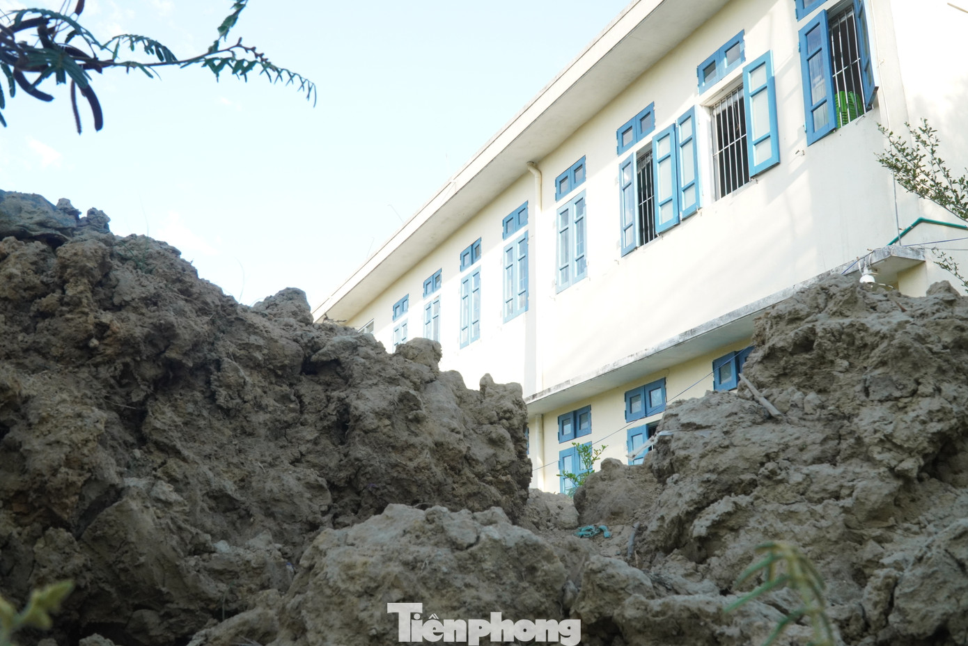 Nhiều ngày qua, hàng nghìn m3 vật chất trong tổng khối lượng 26.000 m3 nạo vét từ công trình thượng lưu đập La Ỷ đã được chuyển về tập kết, san lấp tại một số vị trí thuộc khuôn viên trường học, sân bóng, khu dân cư tại ở địa bàn phường Phú Thượng và xã Phú Mậu (TP. Huế), dẫn đến tiềm ẩn nguy cơ gây ô nhiễm môi trường, biến dạng hiện trạng sử dụng đất khu dân cư, công trình thể thao.