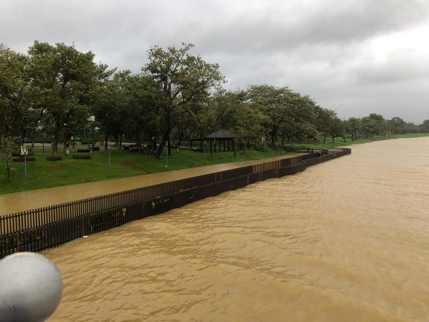 Cầu gỗ lim ven sông Hương ngập trong nước lũ Cầu gỗ lim ven sông Hương ngập trong nước lũ