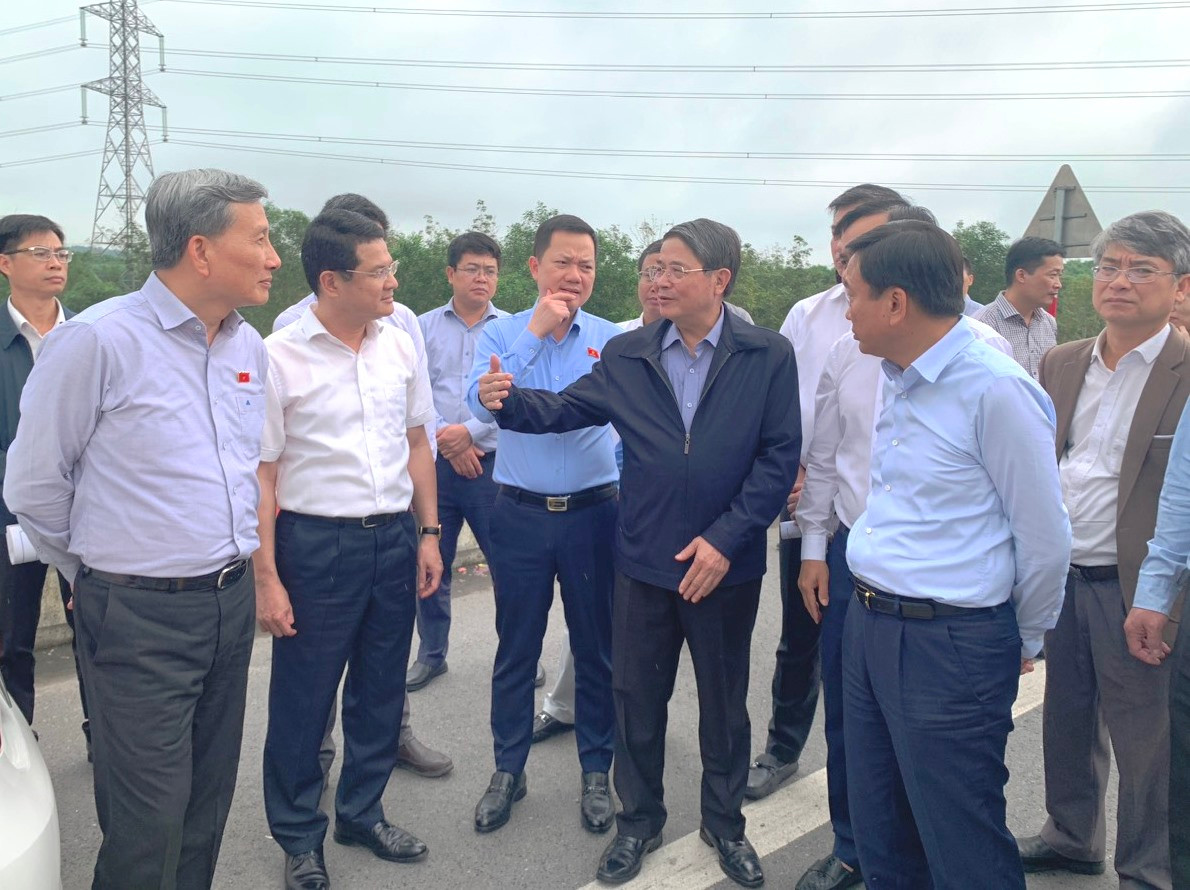 Phó Chủ tịch Quốc hội Nguyễn Đức Hải nghe phản ánh, kiến nghị từ lãnh đạo chính quyền địa phương. Phó Chủ tịch Quốc hội Nguyễn Đức Hải nghe phản ánh, kiến nghị từ lãnh đạo chính quyền địa phương.