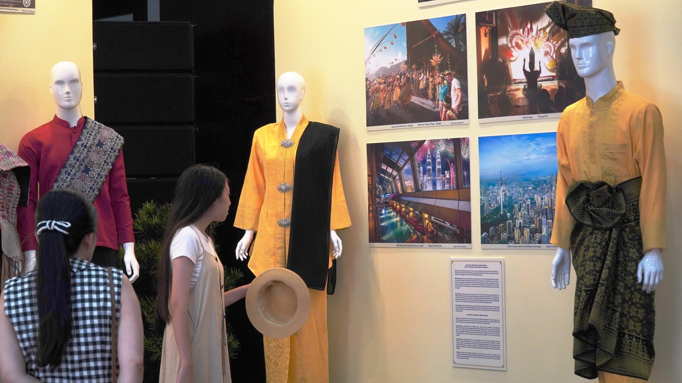 Đây cũng là dịp để người dân Huế, Việt Nam hiểu biết thêm về văn hóa truyền thống của các nước ASEAN thông qua trang phục truyền thống mỗi nước. Trong ảnh là trang phục truyền thống Malaysia. Ảnh: Ngọc Văn