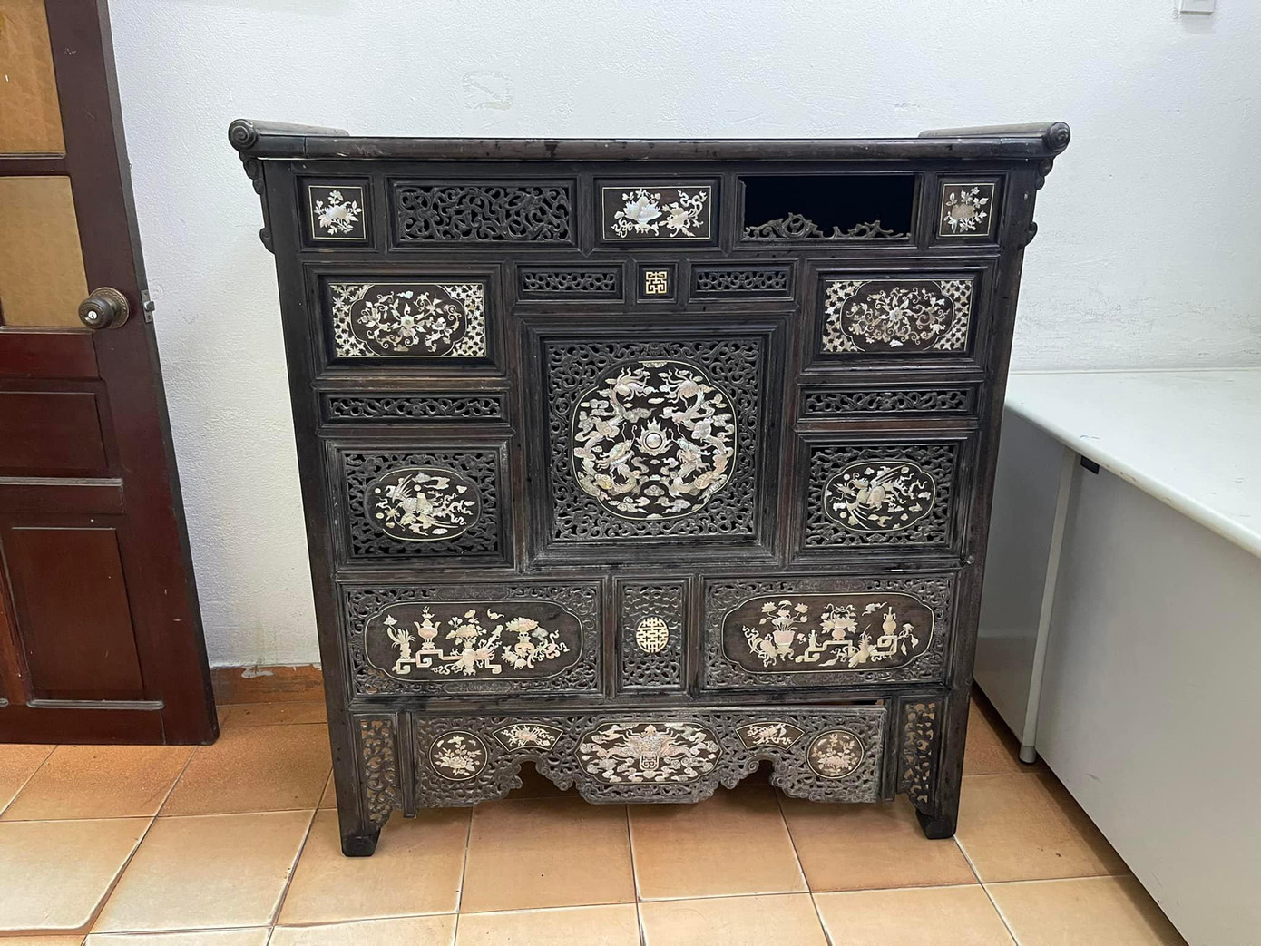 Chiếc tủ thờ hơn 100 năm tuổi là tang vật vụ trộm