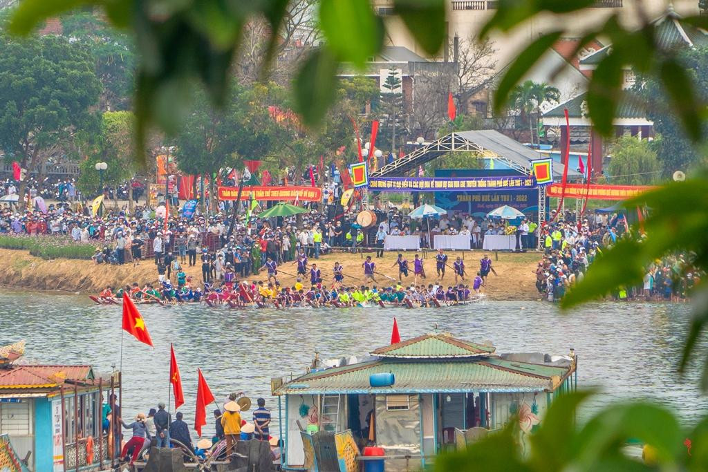 Giải đua năm nay có 12 đội ghe nam, 10 đội nữ, với gần 500 VĐV đến từ các phường, xã trên địa bàn TP Huế. Giải thi đấu theo thể thức dân gian, với 12 độ đua, gồm 1 độ cúng, 4 độ tiền nam, 5 độ tiền nữ, 1 độ tiền nam - nữ kết hợp và 1 độ phá. Ảnh: Sở DL TT-Huế