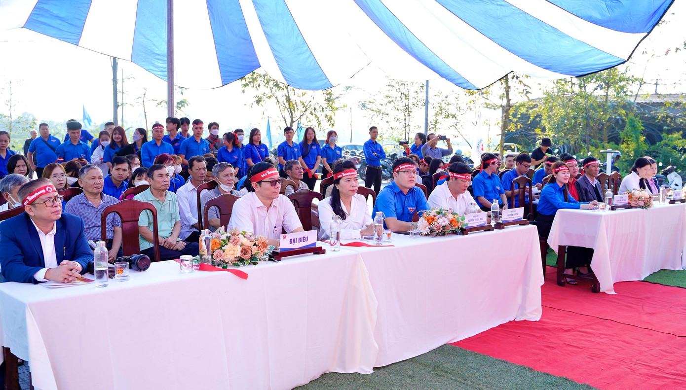 Lãnh đạo địa phương cùng đông đảo người dân, đoàn viên, thanh niên tham dự chương trình.