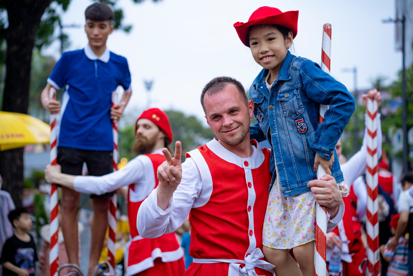 Các em nhỏ tại Huế cũng hào hứng tập đi cà kheo.