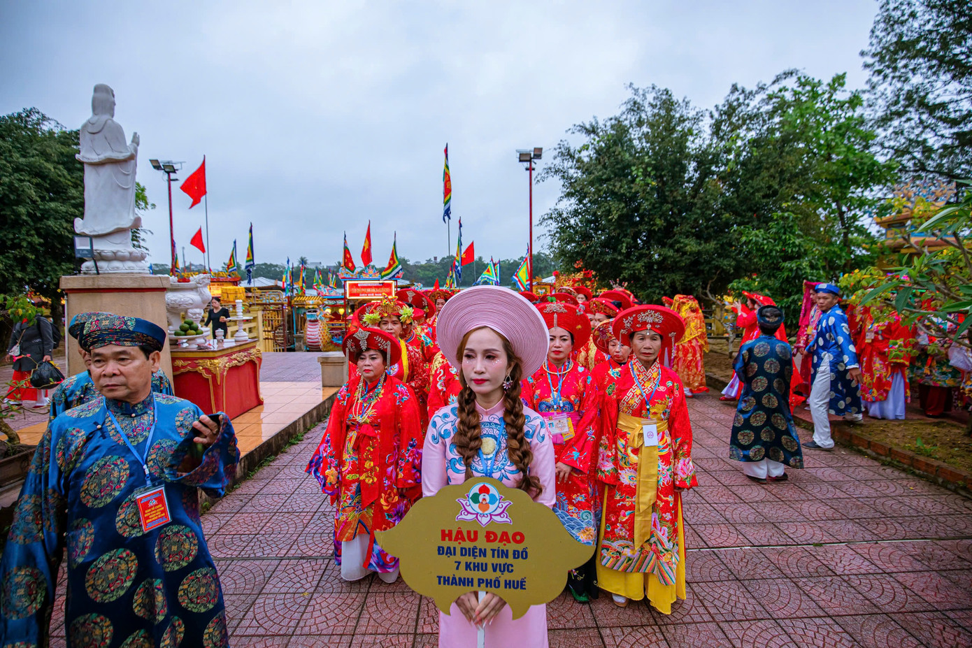 Lễ hội điện Huệ Nam không chỉ đáp ứng nhu cầu văn hóa tâm linh của người dân mà còn góp phần làm phong phú đời sống văn hóa địa phương. Các nghi thức trong lễ hội như lễ cung nghinh, lễ tế, hầu đồng, và các nghi lễ diễn xướng khác thể hiện sự gắn kết giữa con người với thế giới tâm linh, qua đó giúp bảo tồn những giá trị văn hóa truyền thống quý báu. Ảnh: TTBTDTCĐ Huế.