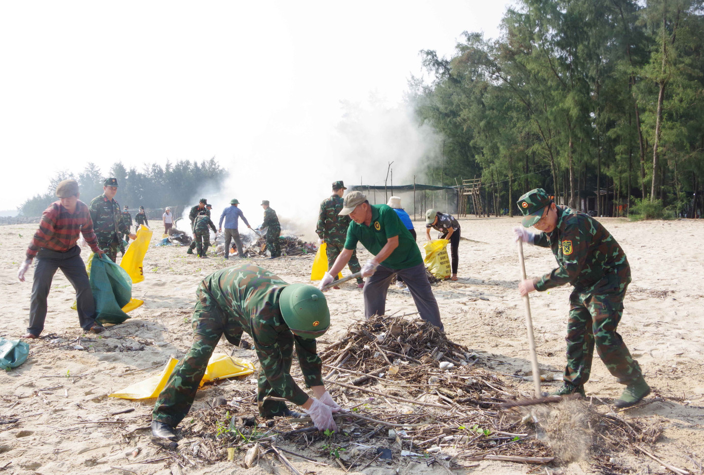Bộ đội, dân quân, đoàn viên, thanh niên và các lực lượng địa phương cùng người dân phối hợp dọn vệ sinh, xử lý rác thải, bảo vệ môi trường biển.