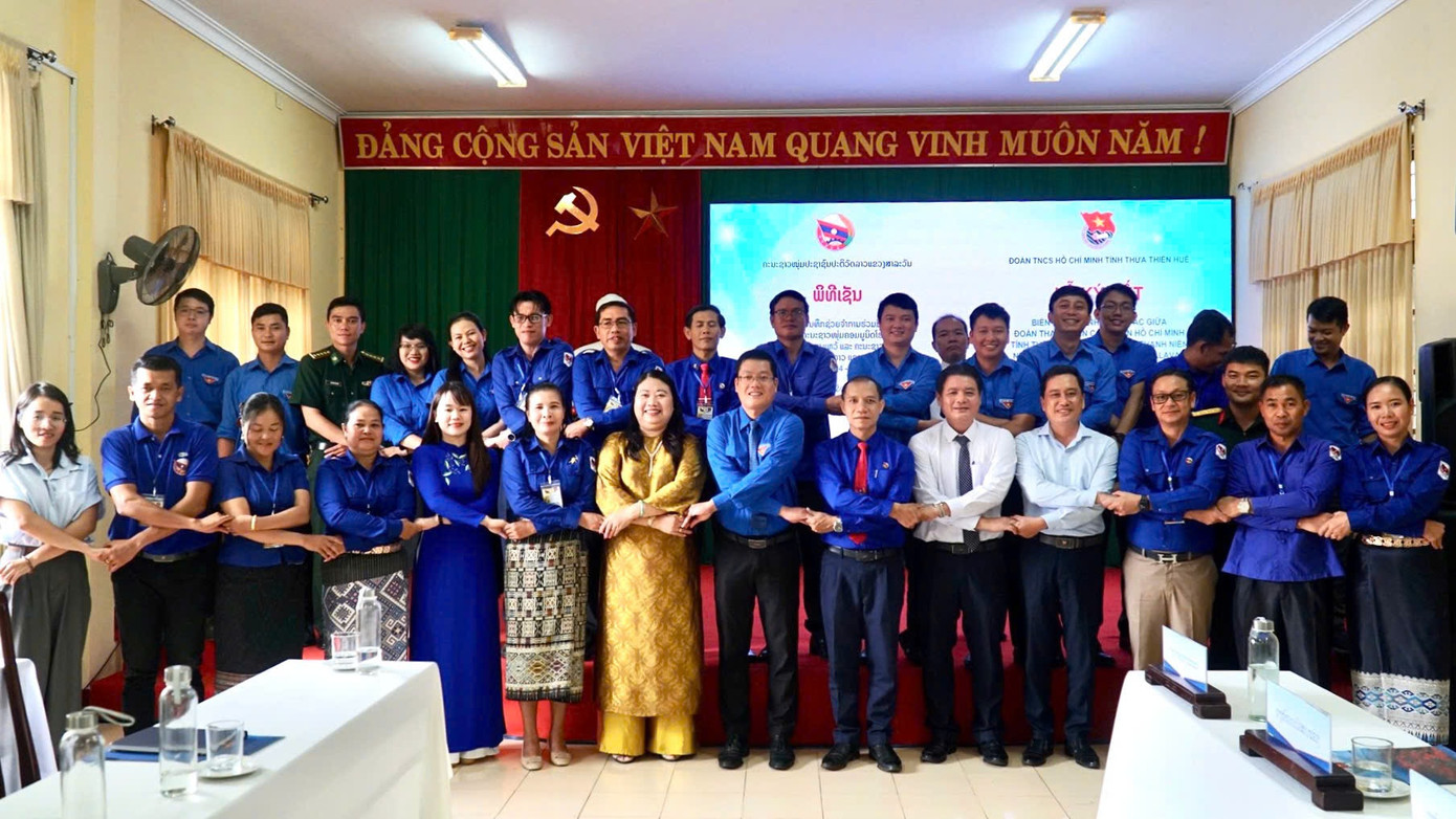 Các đại biểu dự lễ chụp ảnh lưu niệm, bày tỏ tình hữu nghị, đoàn kết đặc biệt.