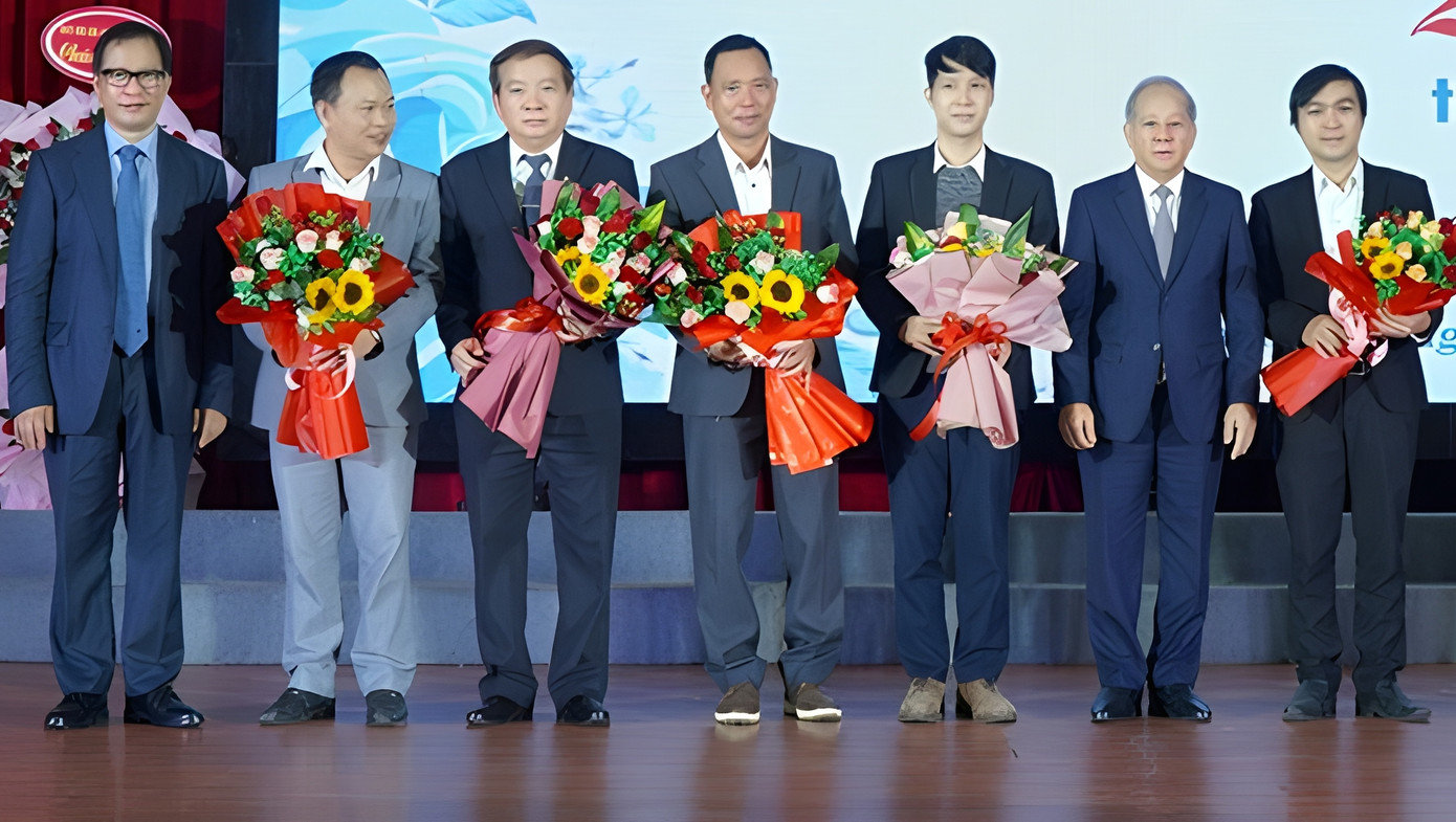 Tặng hoa chúc mừng các tân PGS hiện công tác tại ĐH Huế. Tặng hoa chúc mừng các tân PGS hiện công tác tại ĐH Huế.