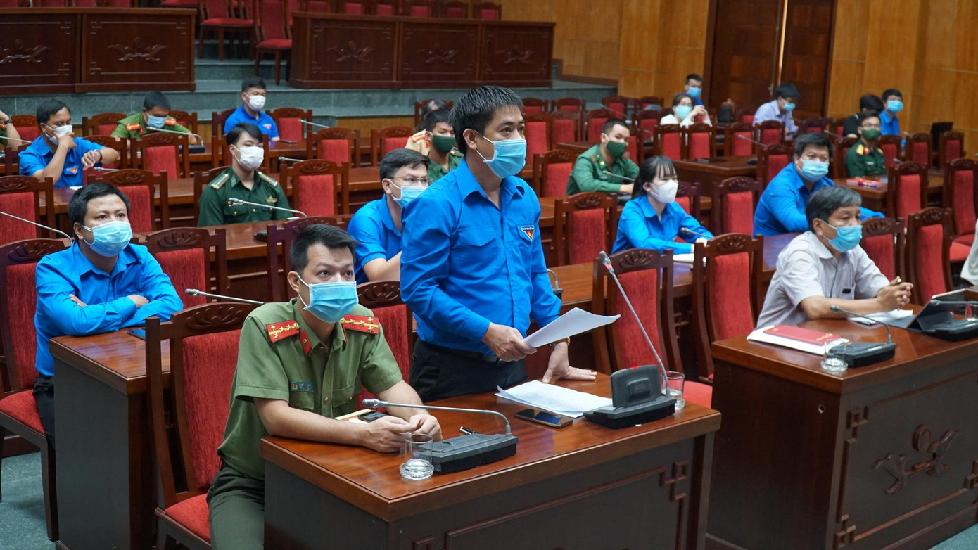 Bí thư Tỉnh Đoàn TT-Huế Trần Gia Công (đứng) yêu cầu các cấp bộ Đoàn tiếp tục đẩy mạnh tuyên truyền, thông tin về cuộc bầu cử đến đông đảo đoàn viên, thanh niên và người dân. Bí thư Tỉnh Đoàn TT-Huế Trần Gia Công (đứng) yêu cầu các cấp bộ Đoàn tiếp tục đẩy mạnh tuyên truyền, thông tin về cuộc bầu cử đến đông đảo đoàn viên, thanh niên và người dân.