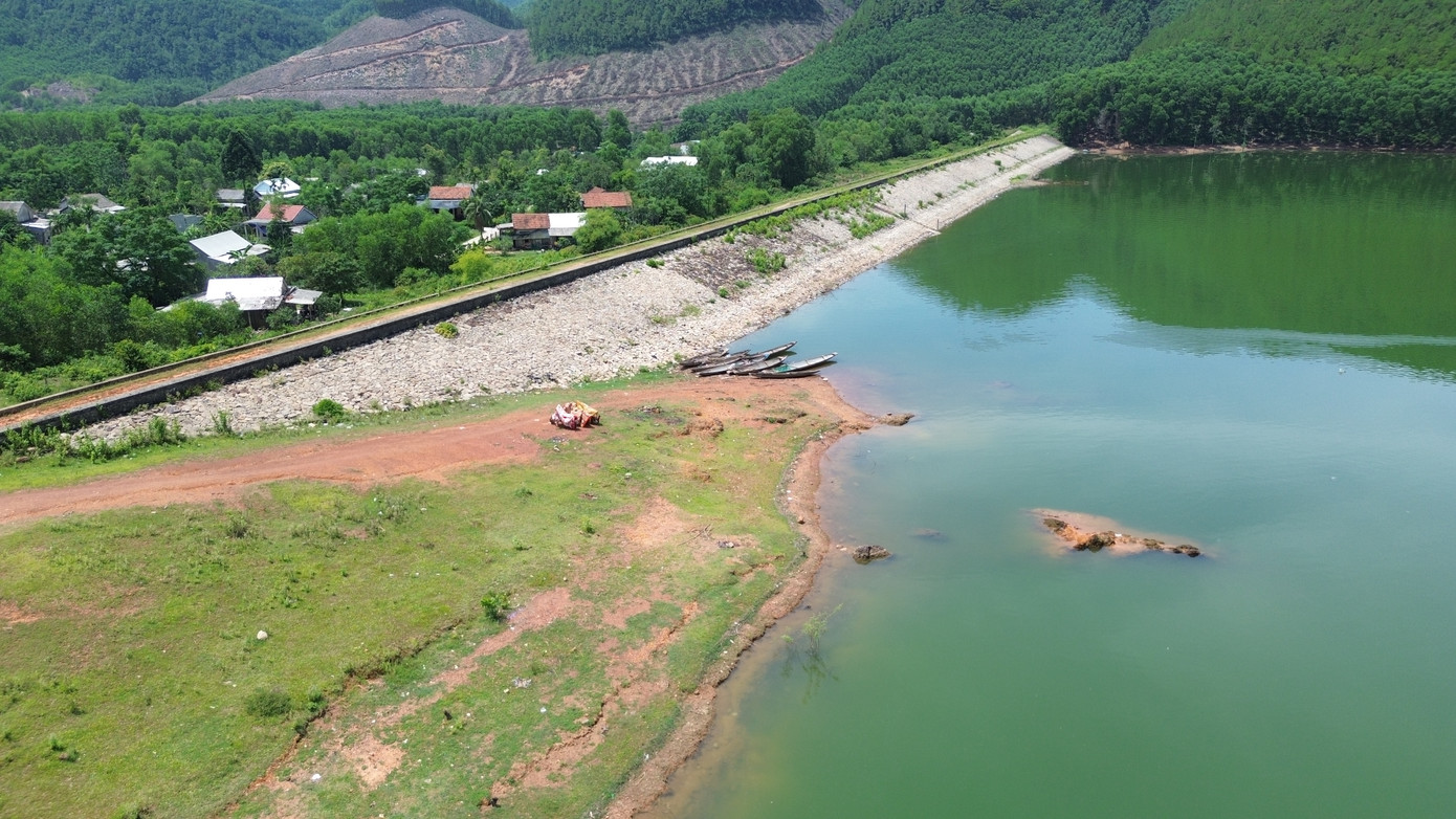 Nhiều công trình như hồ Trằm Giàng, Trằm Nãi, đập Bao, Đồng Bào, Thủy Lập (vùng Phong Điền, Quảng Điền cũ) bị xuống cấp nặng, dù nằm sát khu dân cư. Tại các hồ Khe Ngang (phường Kim Long), Hòa Mỹ, Hà Rỏi, Khe Mang, đường dẫn vào đập ở vị trí thấp trũng, lầy lội, dễ bị chia cắt khi có mưa lớn.