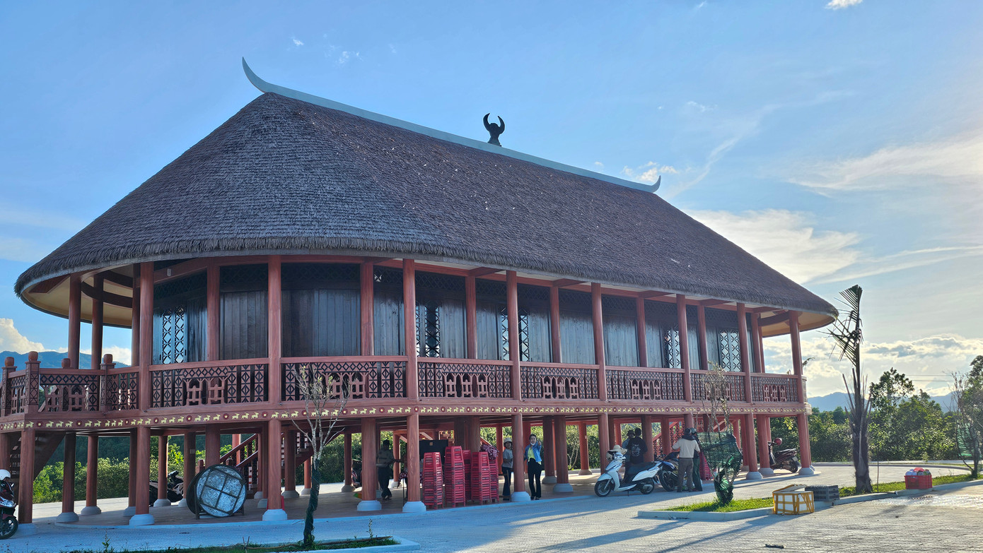 Dự án gồm tổ hợp khối nhà sinh hoạt cộng đồng chung các dân tộc thiểu số, nhà sàn truyền thống của đồng bào Cơ Tu, Tà Ôi, Pa Cô và các hạng mục sân, vườn, cây xanh, đường giao thông, điện, nước, trang trí cảnh quan, đường sá, được xây dựng trên tổng diện tích 5 ha. Dự án gồm tổ hợp khối nhà sinh hoạt cộng đồng chung các dân tộc thiểu số, nhà sàn truyền thống của đồng bào Cơ Tu, Tà Ôi, Pa Cô và các hạng mục sân, vườn, cây xanh, đường giao thông, điện, nước, trang trí cảnh quan, đường sá, được xây dựng trên tổng diện tích 5 ha.