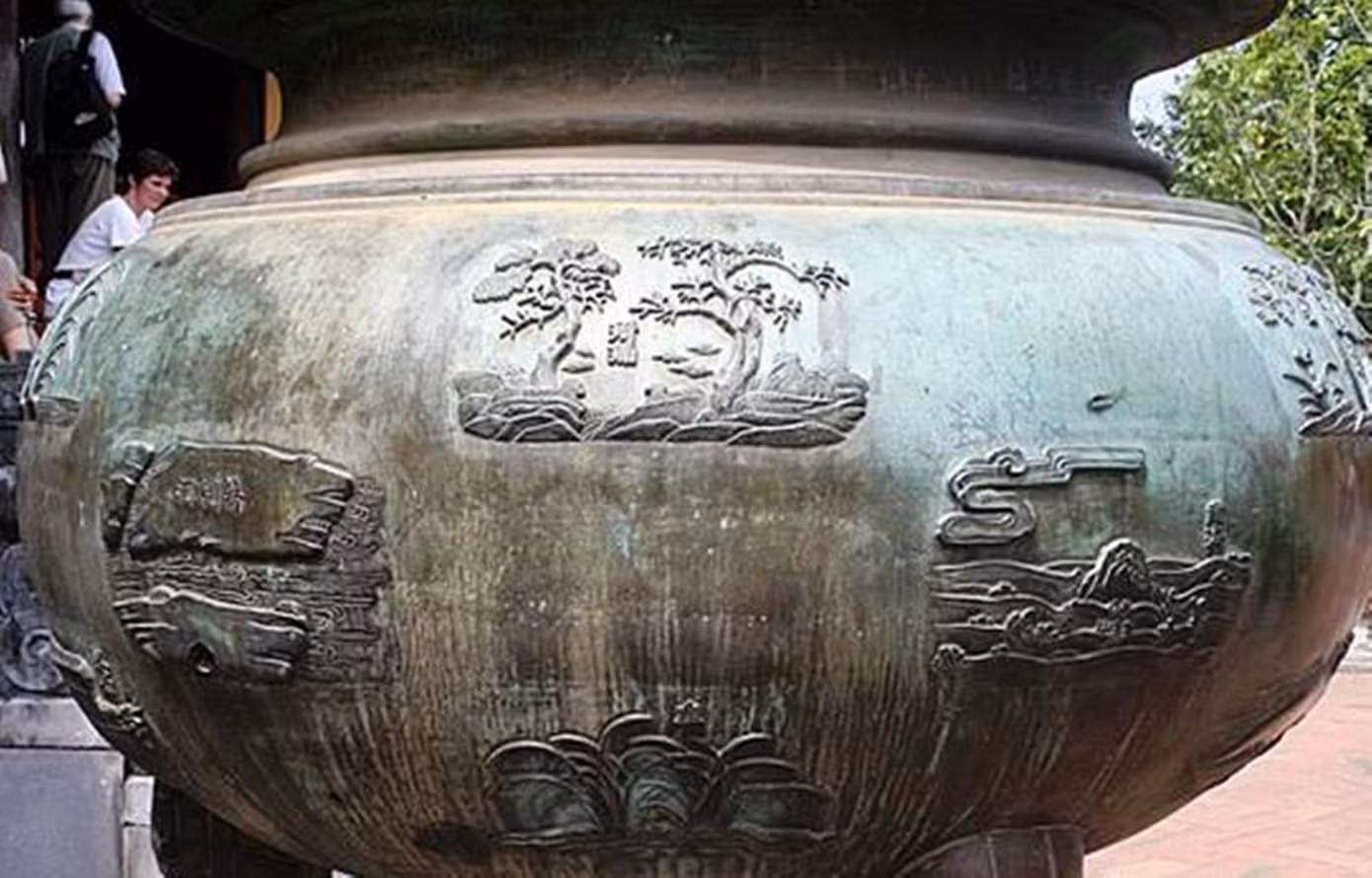 Ngô đồng là một trong chín loài cây hoa được Thánh tổ Minh Mạng cho khắc vào Cửu đỉnh tượng trưng vương quyền. Vị vua cũng cho trồng cây này tại các cung điện của mình. (Ảnh: Đình Hoàng) Ngô đồng là một trong chín loài cây hoa được Thánh tổ Minh Mạng cho khắc vào Cửu đỉnh tượng trưng vương quyền. Vị vua cũng cho trồng cây này tại các cung điện của mình. (Ảnh: Đình Hoàng)